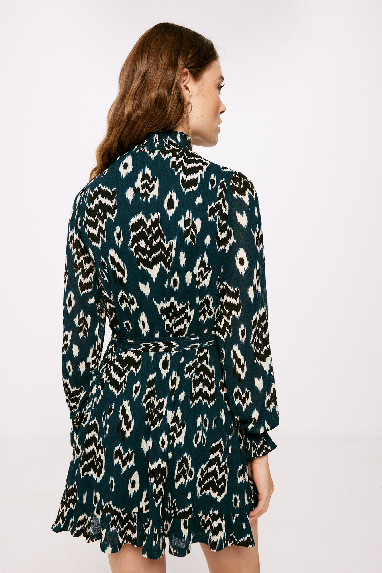 Vestido curto estampado com laço na cintura