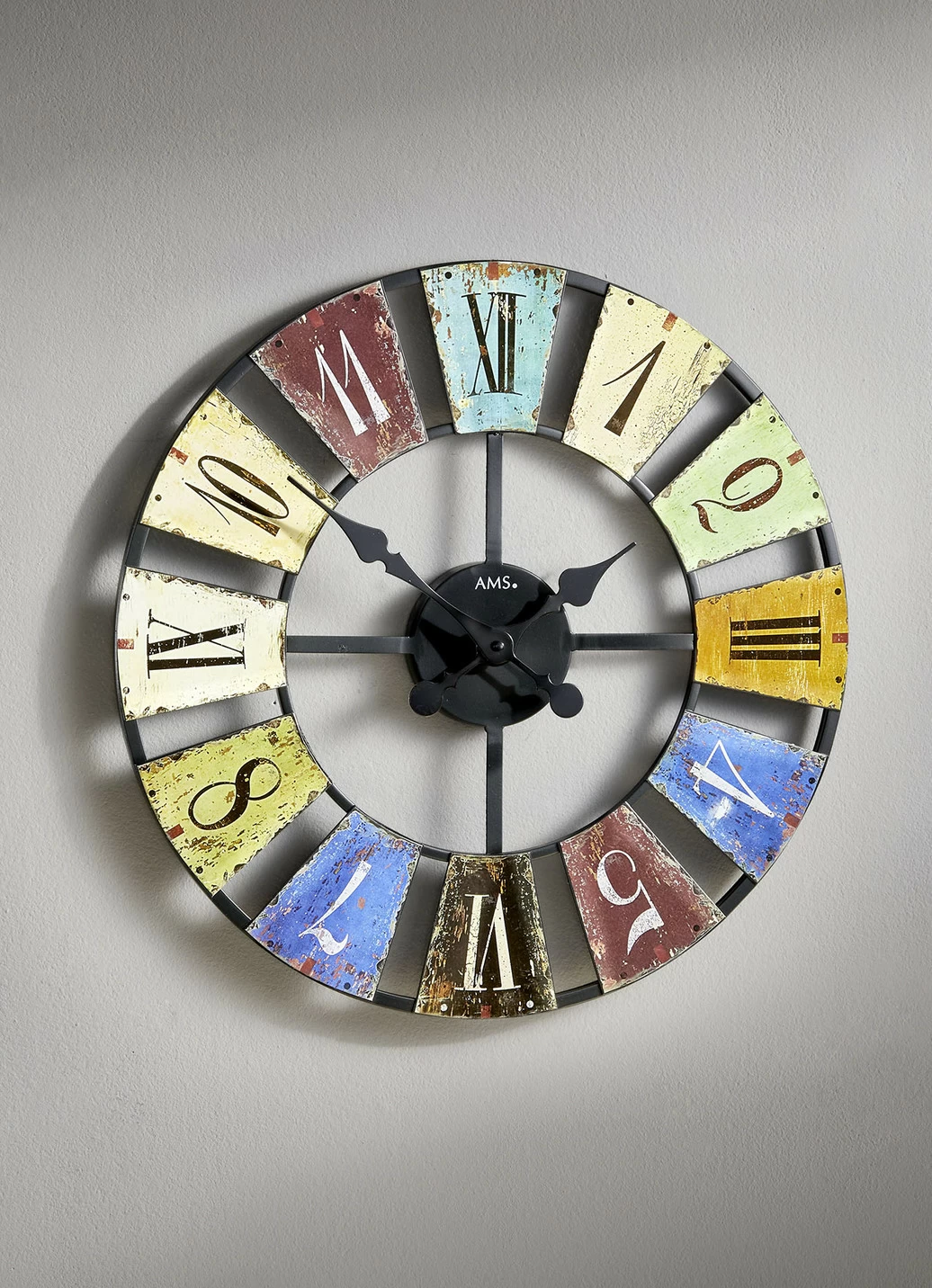 Wanduhr aus dem Hause AMS mit Metallgehäuse