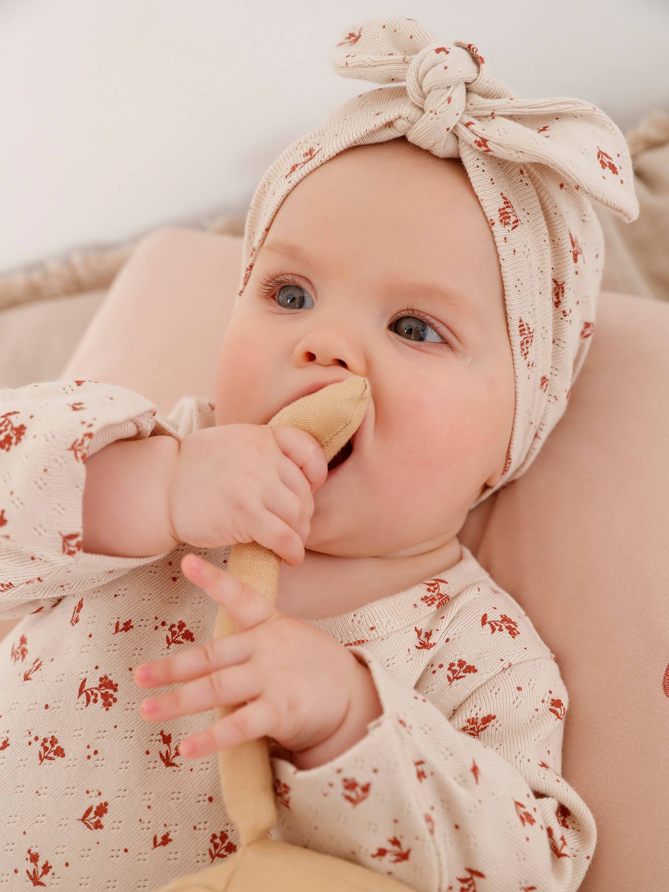Macacão de bebê em malha vazada com gorro cinza pérola combinando