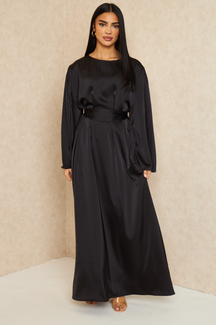 Robe ample ceinturée et satinée noire