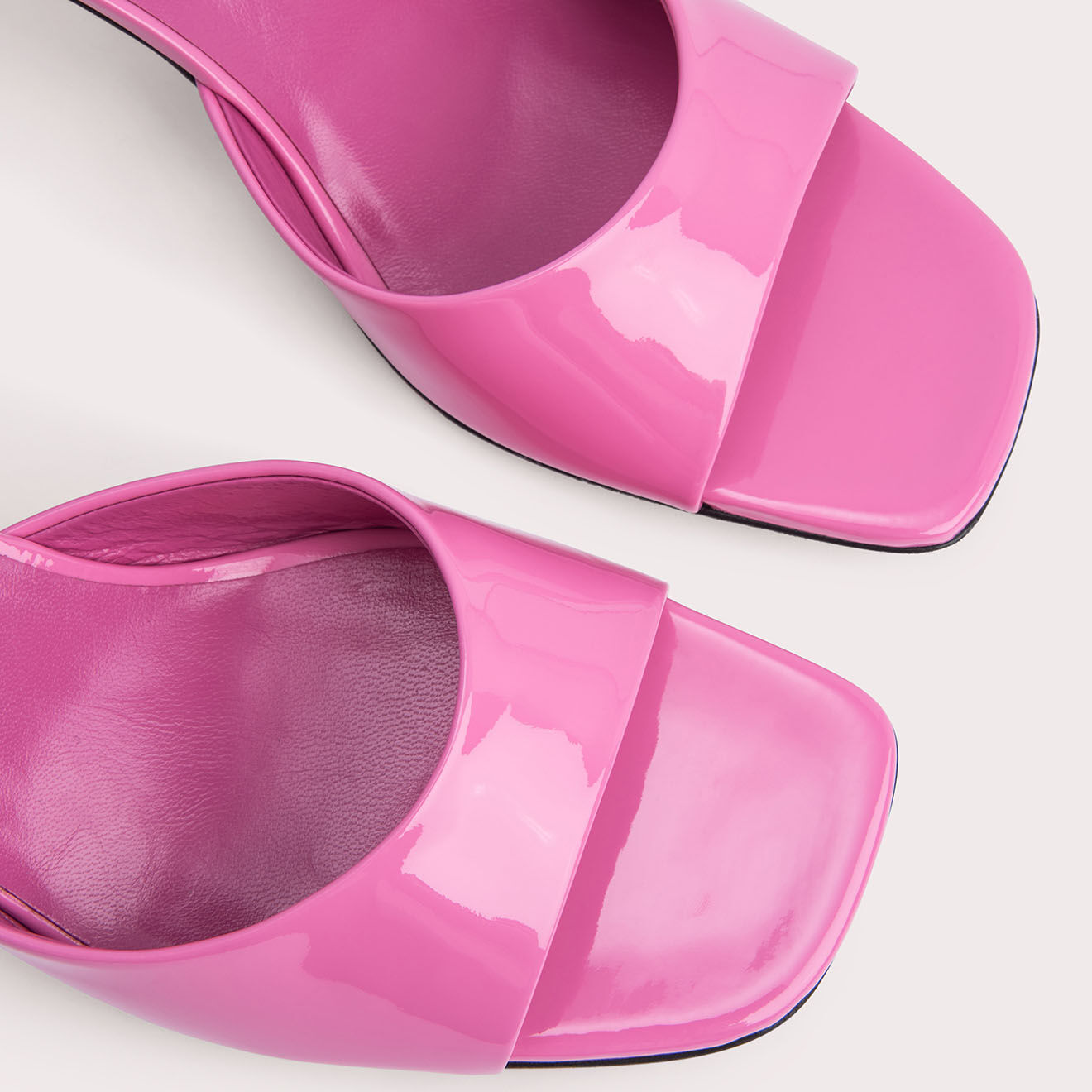 By Far Mules en Cuir verni Romy roses - Talon 7 cm