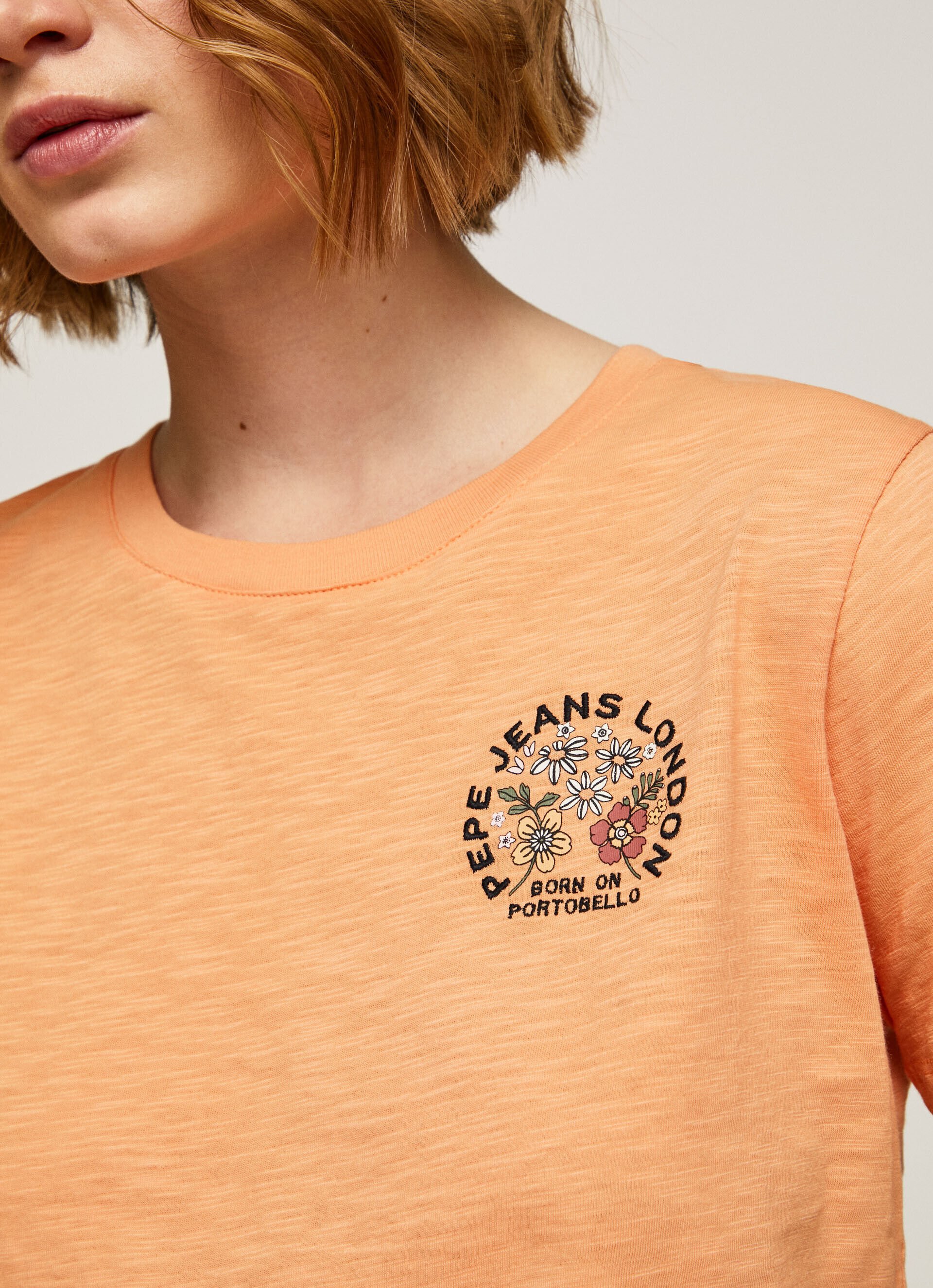 Camiseta com logo estampado - pêssego e laranja