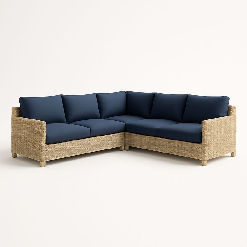Rattan Ecksofa mit blauen Kissen für den Außenbereich