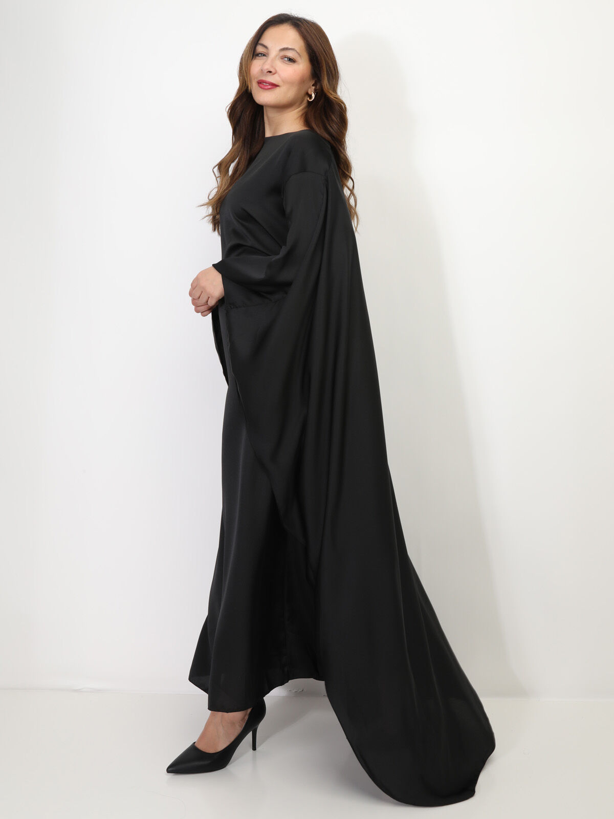 Robe cape satinée et ceinturée- Noir