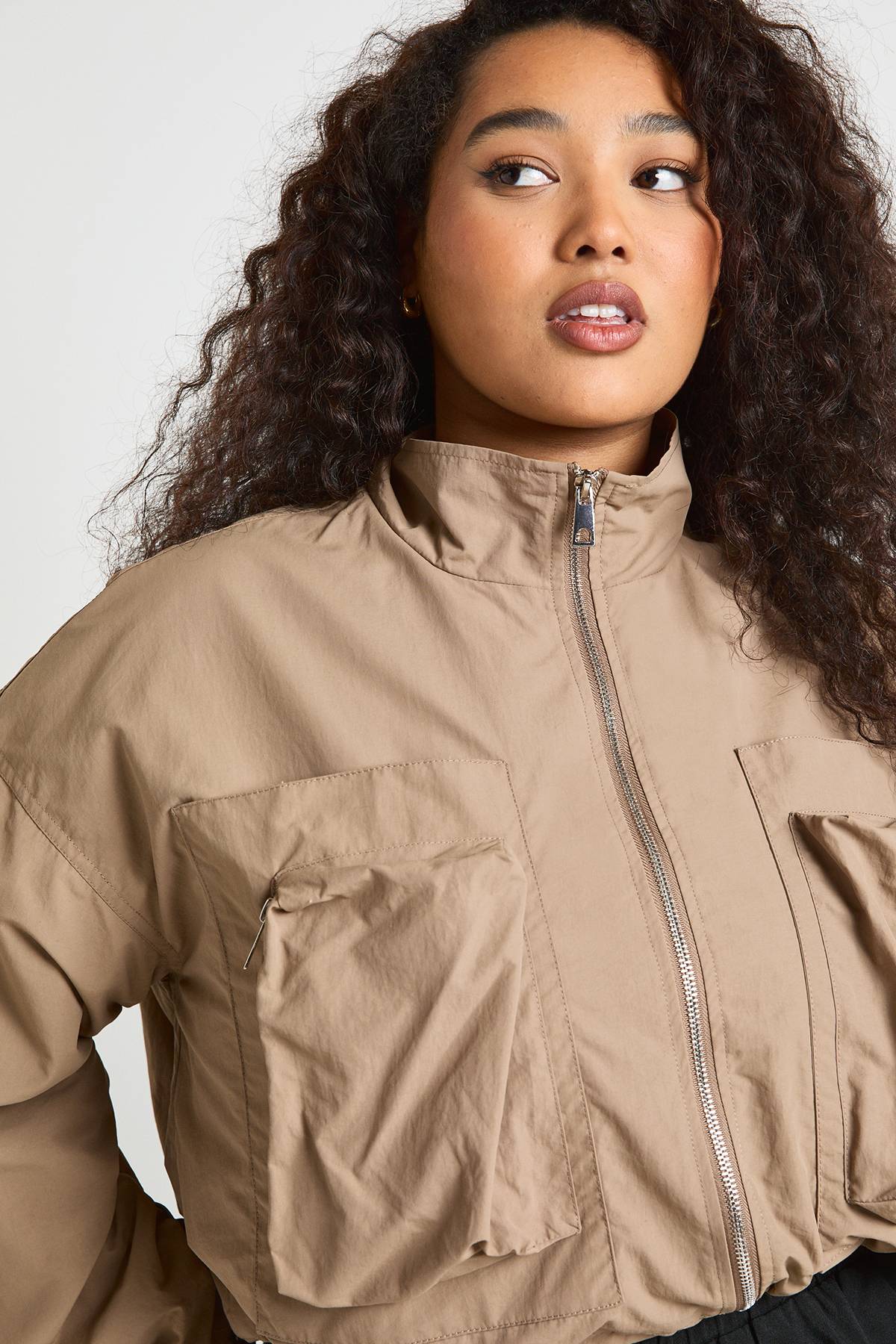 boohoo Veste Utilitaire Courte À Col Montant Grande Taille