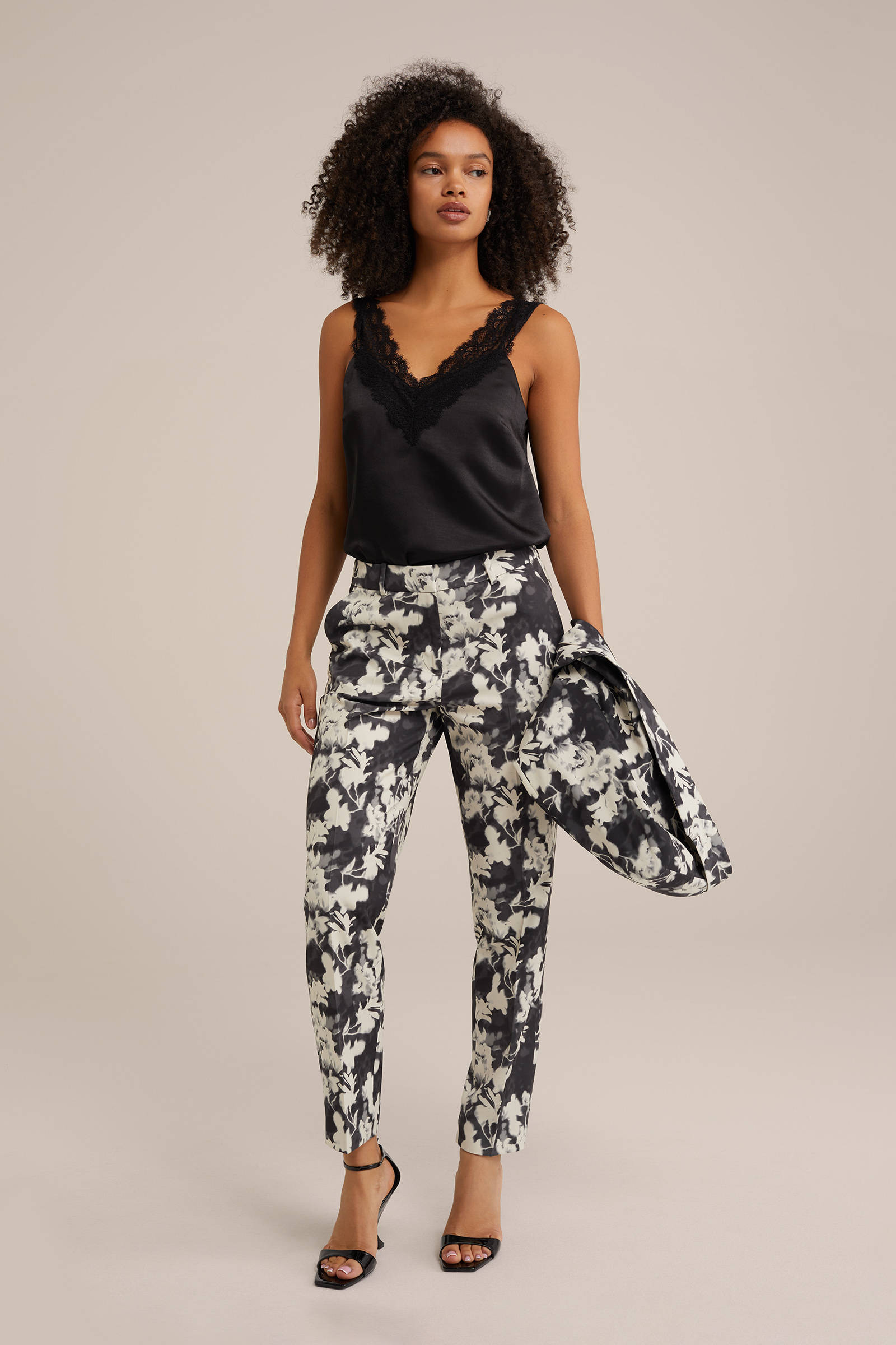 WE Fashion slim fit broek met bladprint zwart/ecru