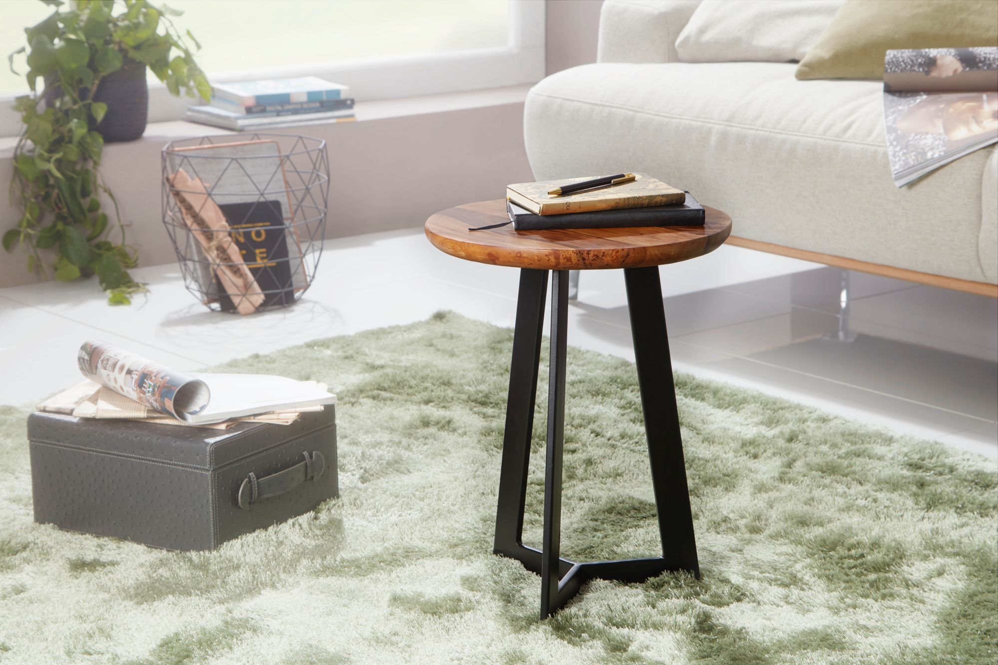 KADIMA DESIGN Massiver Industrial-Beistelltisch, Holz und Metall, Einzigartige Maserung, Vielseitig.