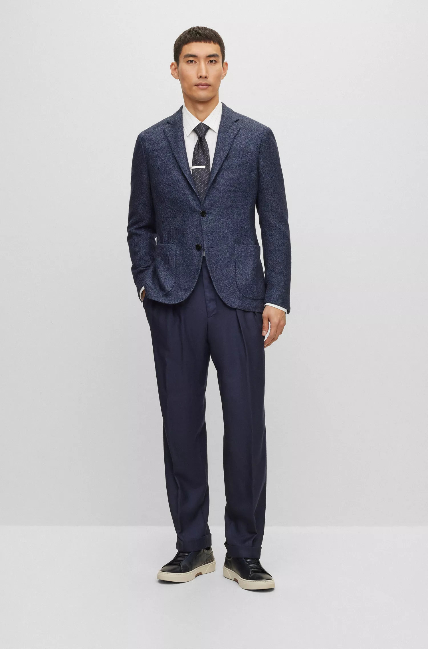 Jaqueta BOSS cor camelo, corte slim, em seda e cashmere com microestampa.