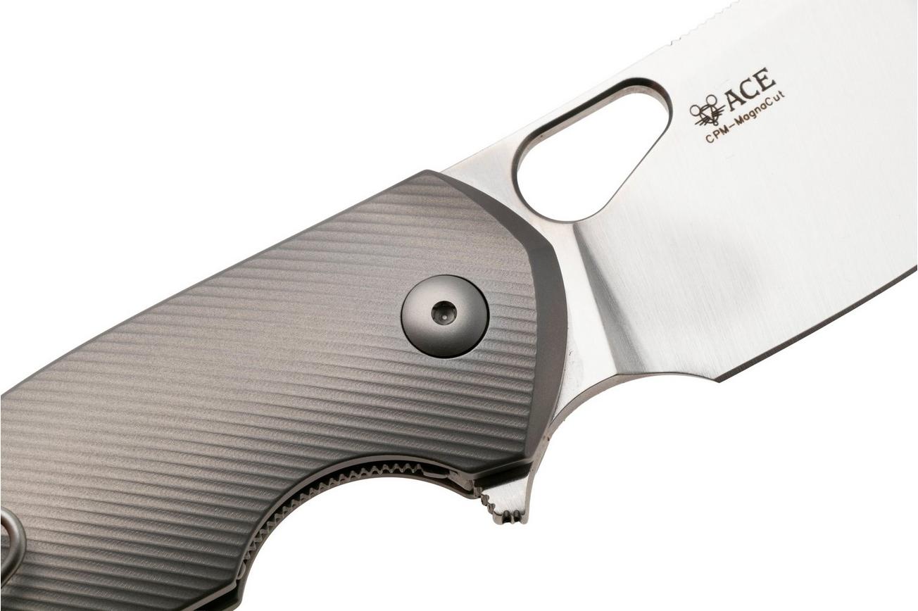 GiantMouse ACE Biblio XL Satin CPM MagnaCut, Textured Titanium, zakmes, Ansø en Voxnaes design