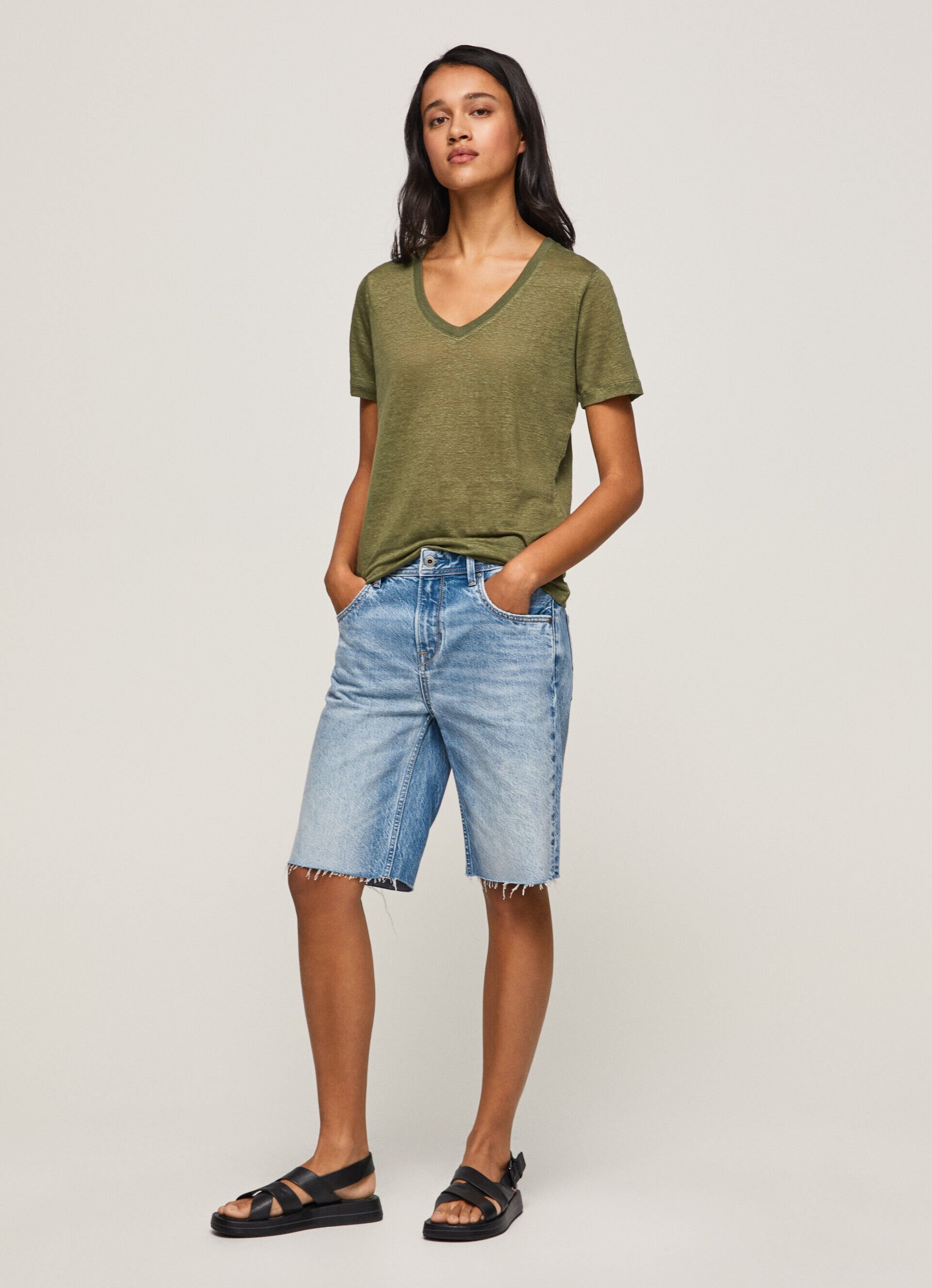 Camiseta de linho com decote em V - verde-oliva