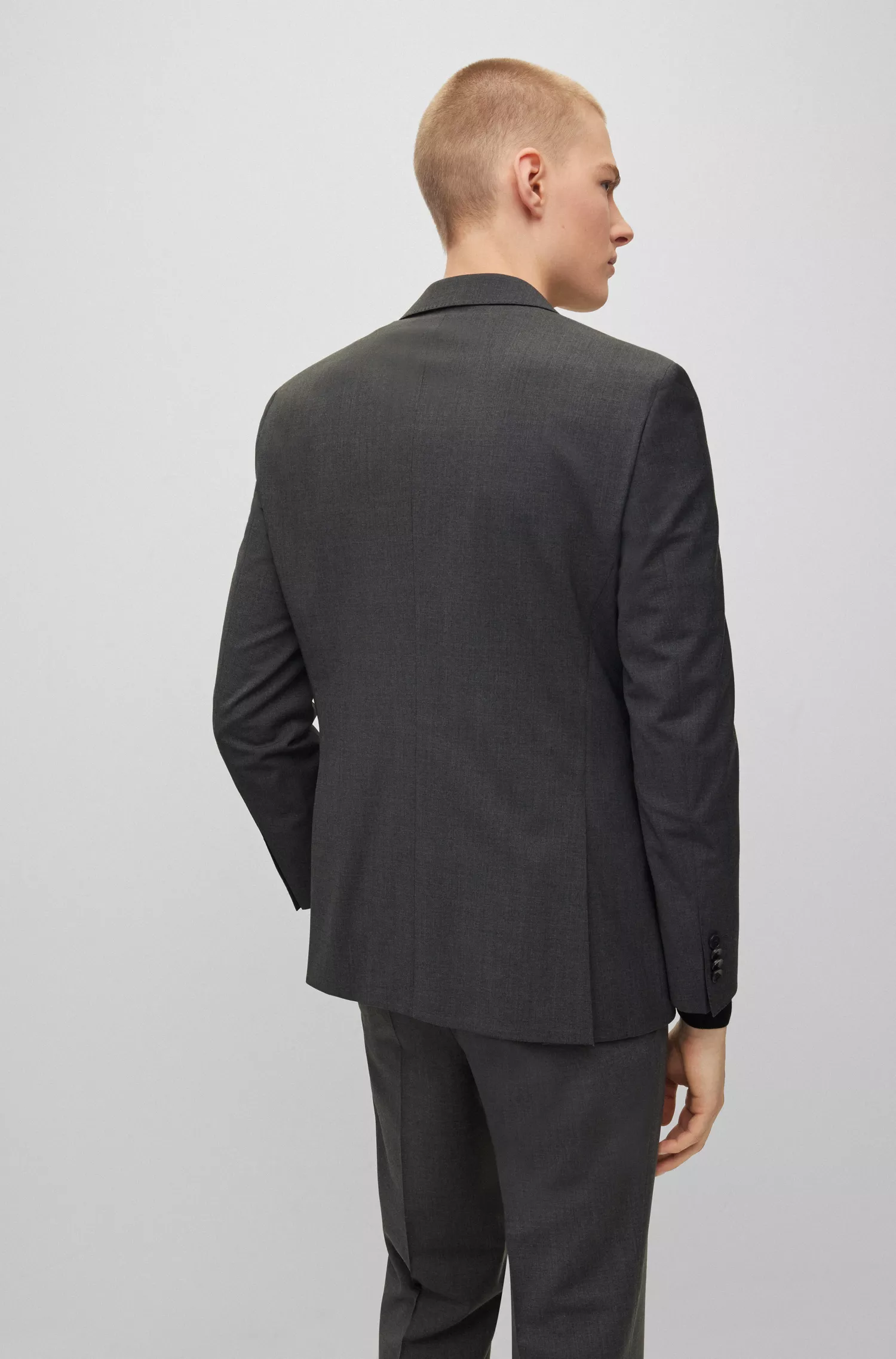 Terno BOSS preto de corte regular em mistura de lã virgem mesclada.