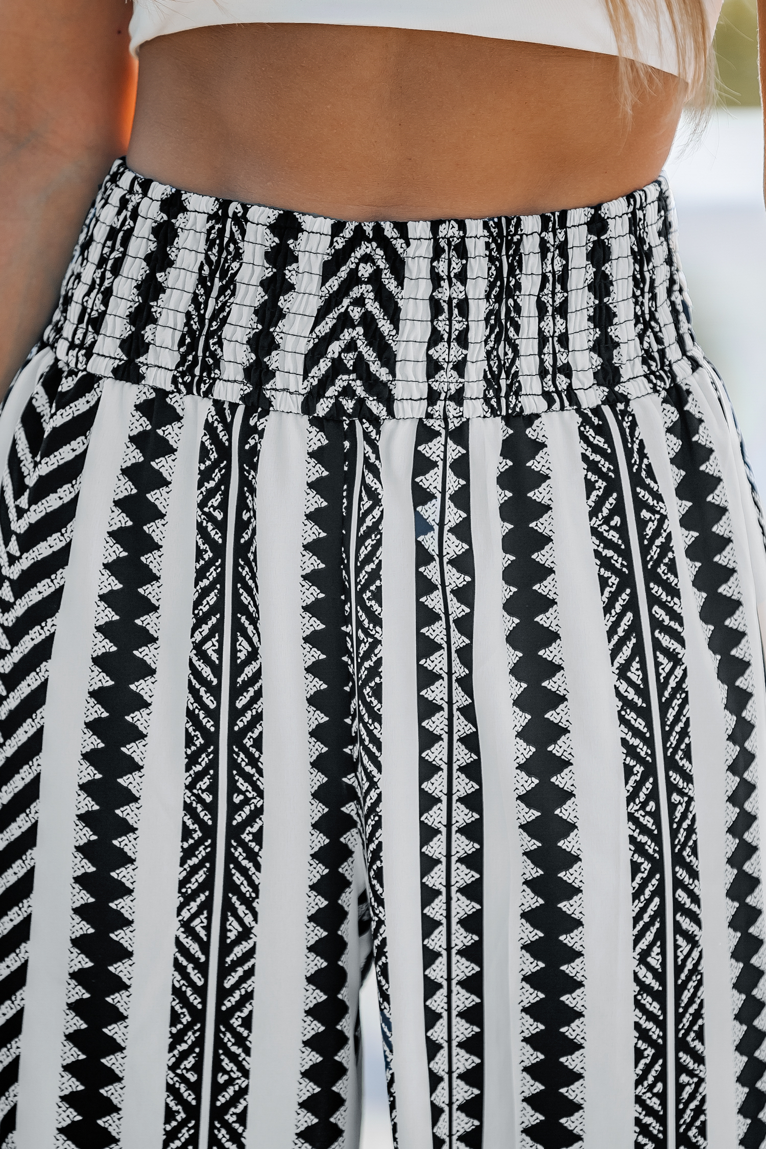 Pantalon avec taille à smocks géométrique noir et blanc