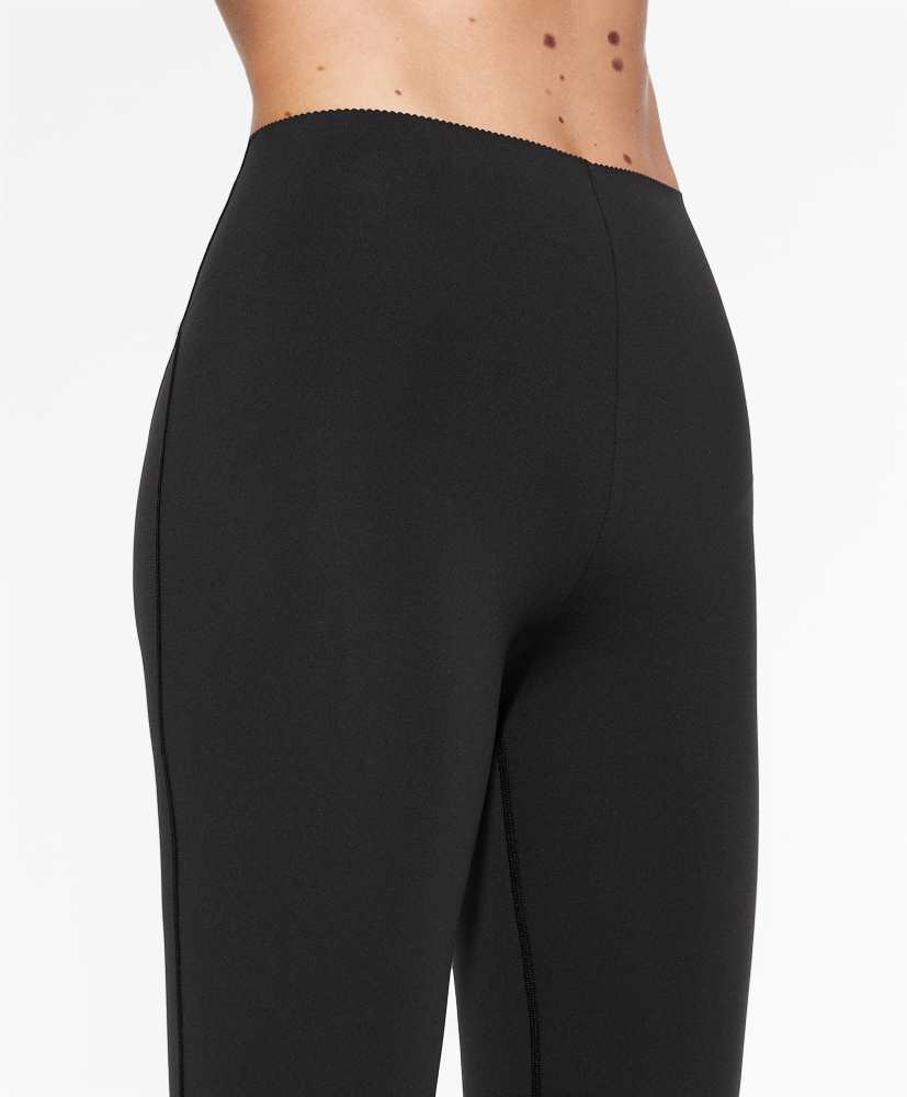 Calça flare de compressão com cintura alta