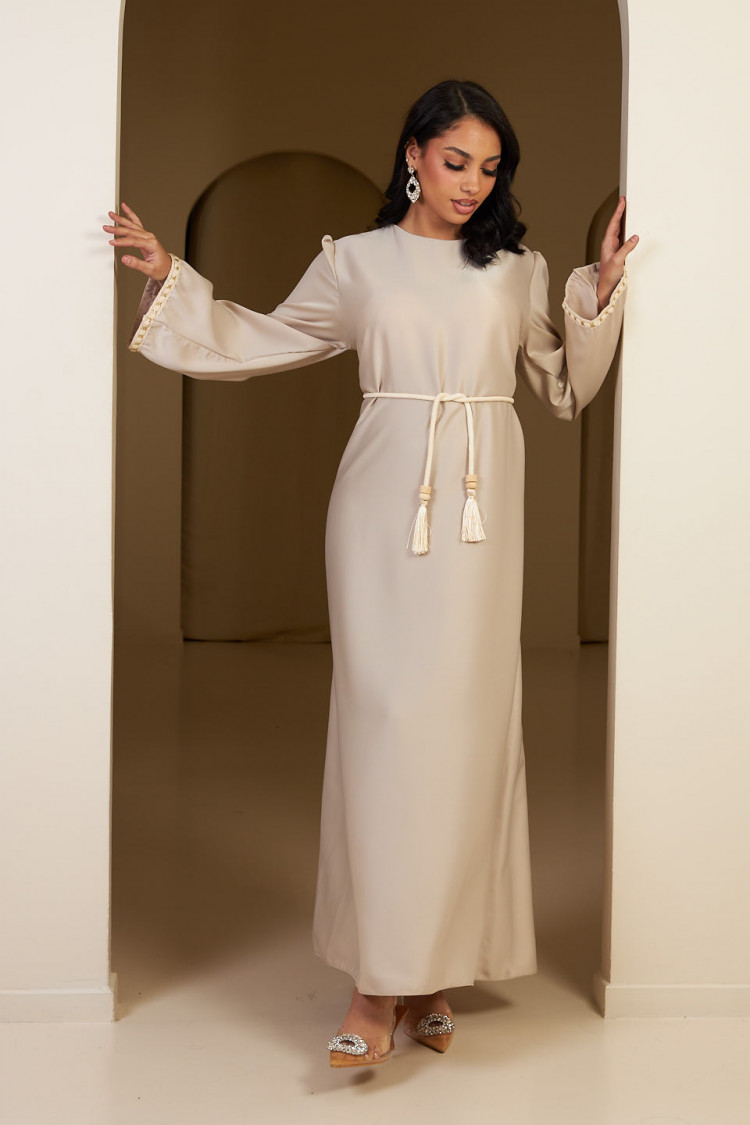 Robe blanche ceinturée à ceinture pompom