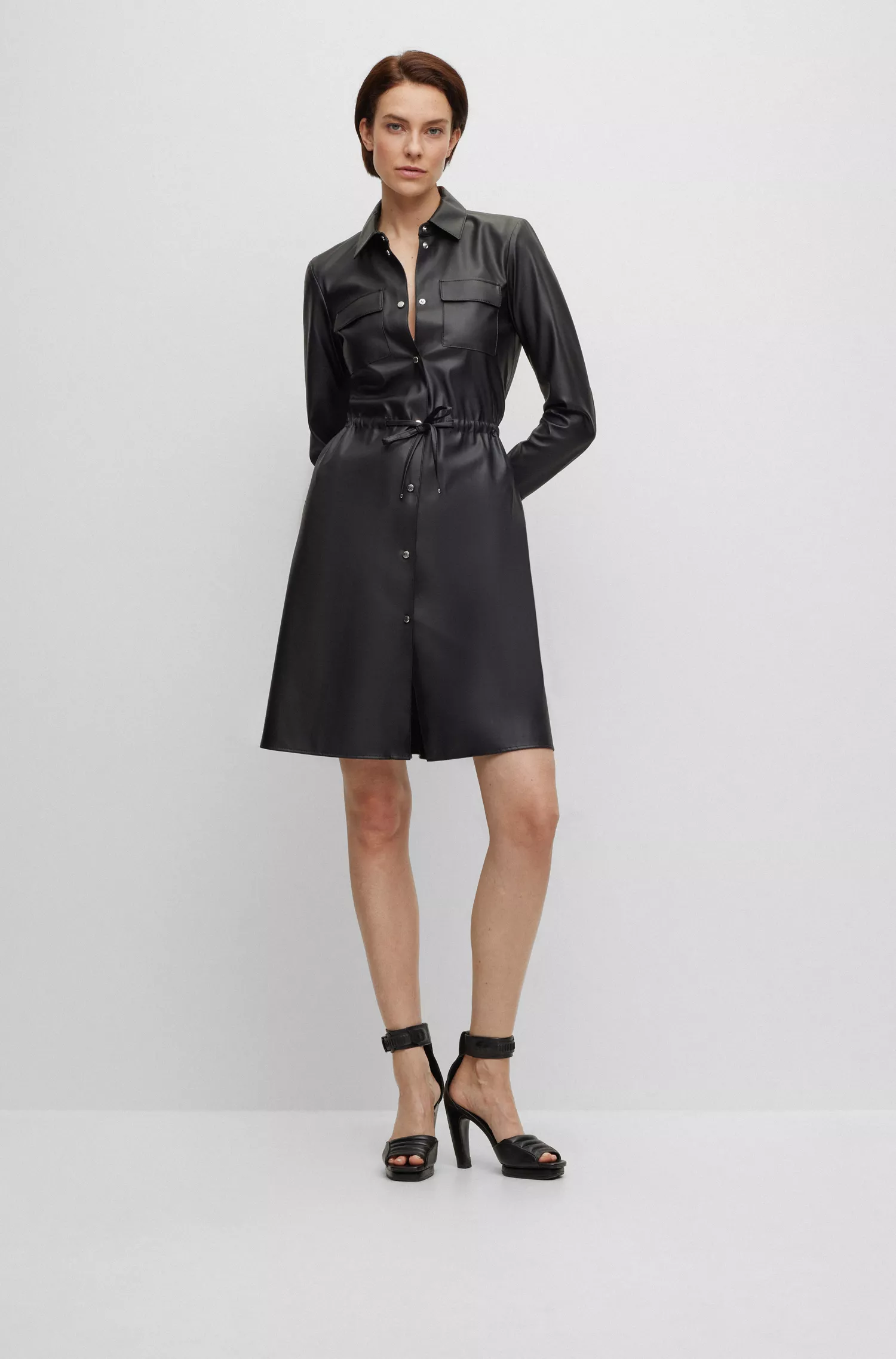 Vestido camisa BOSS preto, corte regular, em couro sintético.