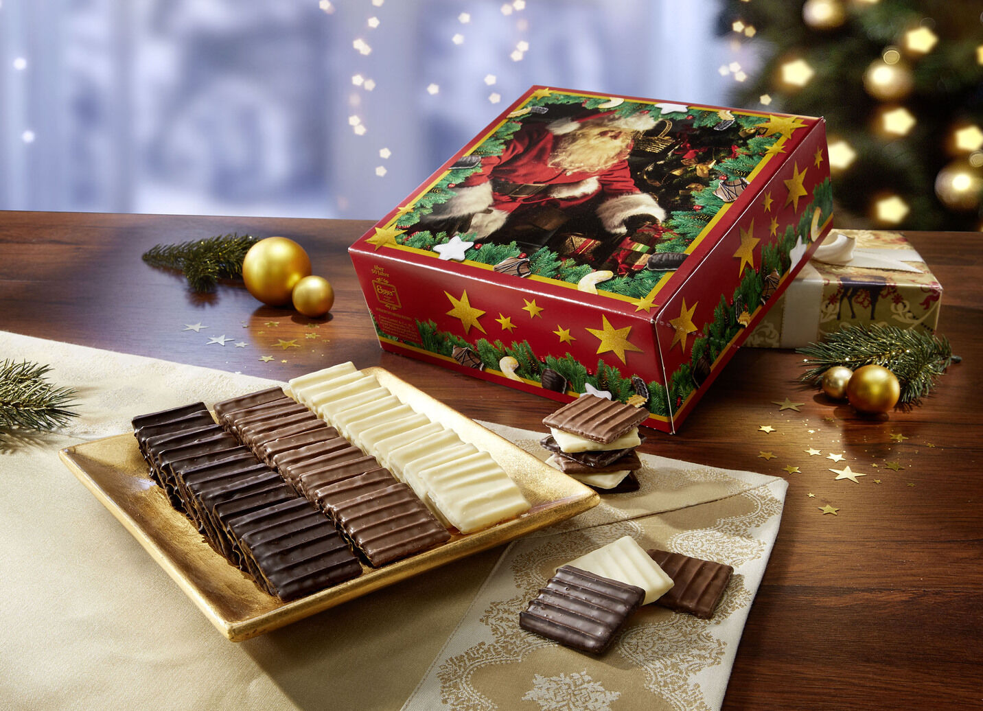 Zarte Waffelblättchen im dekorativen Weihnachtskarton
