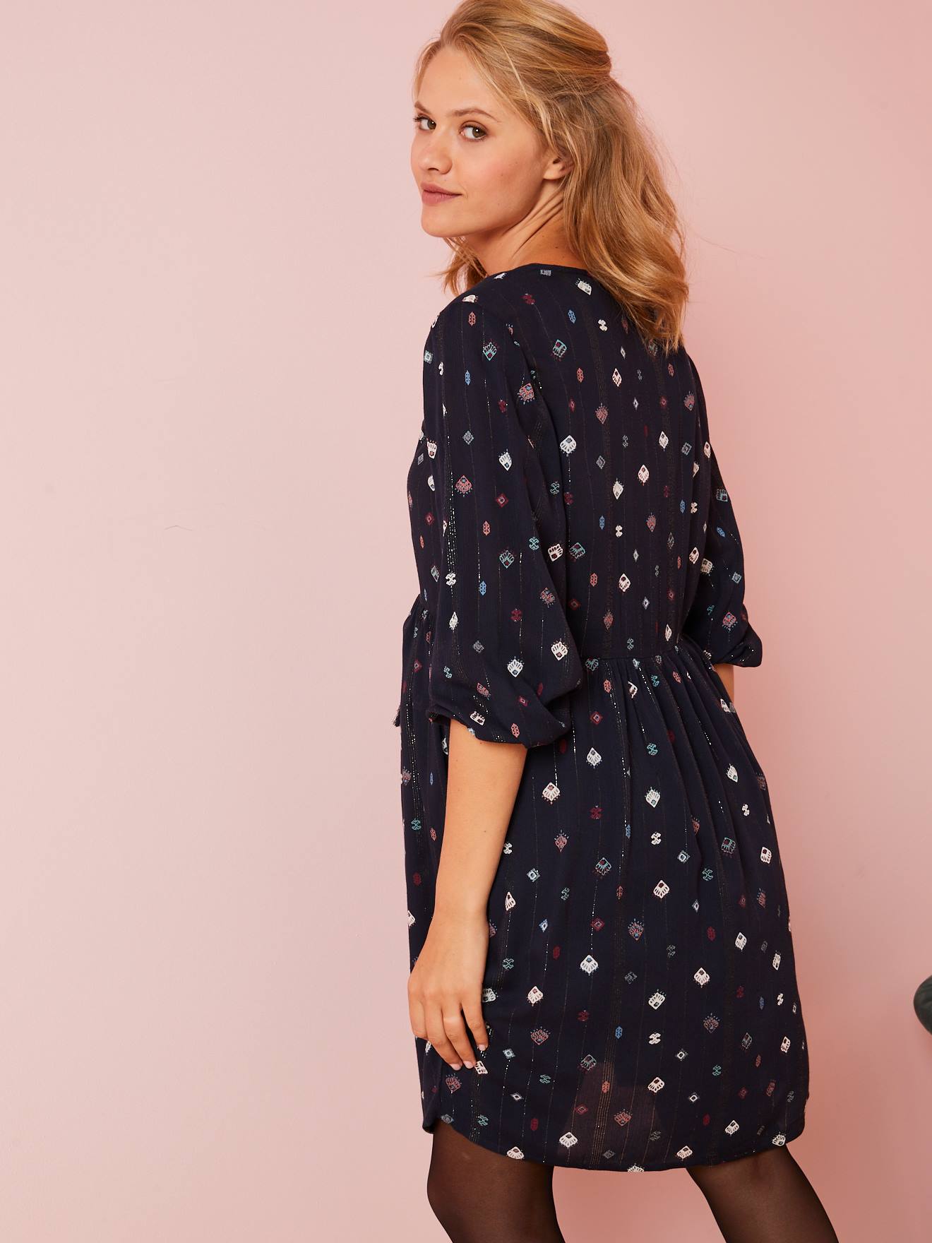 Vestido de maternidade com acabamento em fio brilhante estampado em azul escuro
