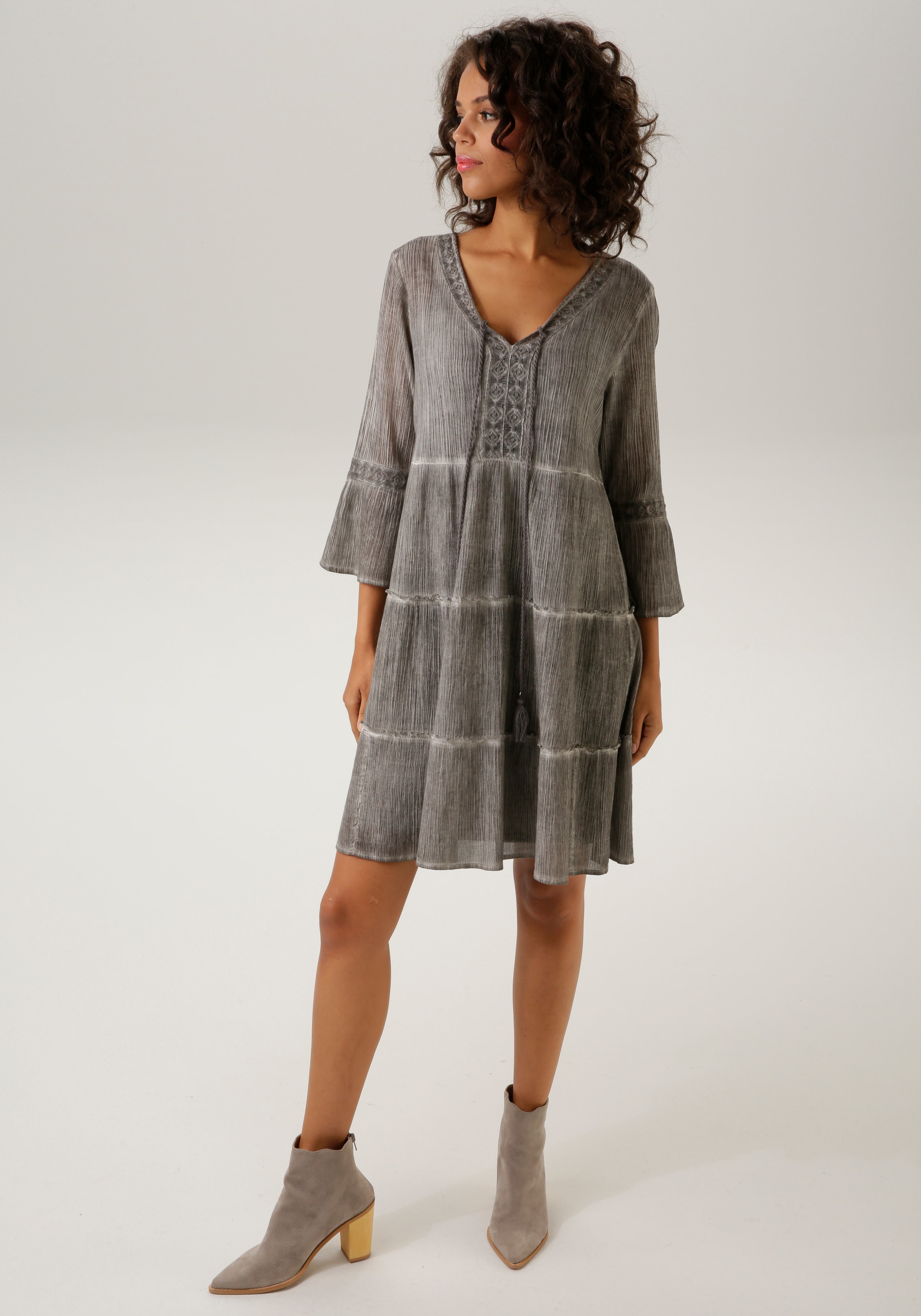 Aniston CASUAL Tunikakleid mit Jersey-Unterkleid,  mit aufwändiger Spitzenverzierung