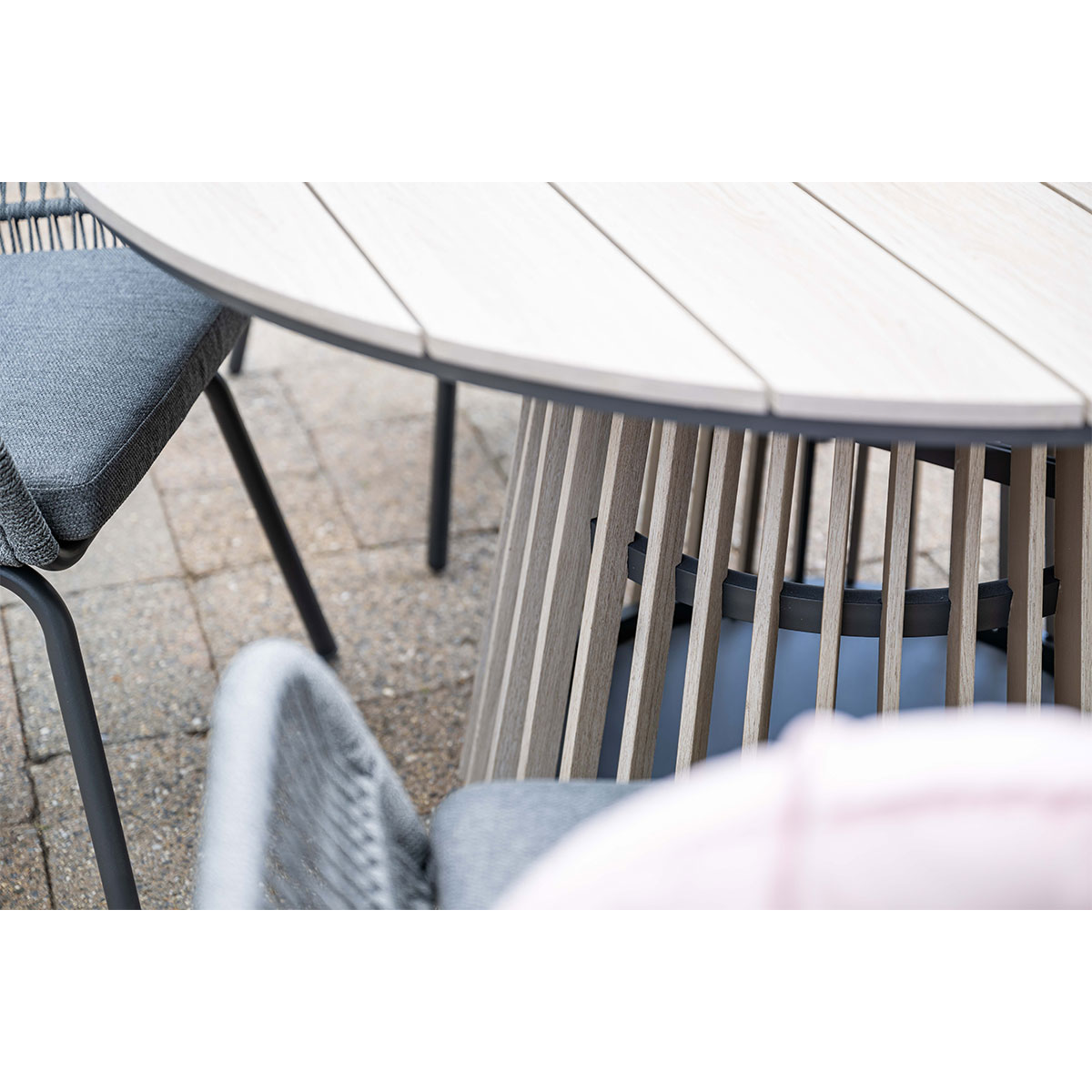 Trinxa dining tafel -  Ø148 cm - light teak vironwood