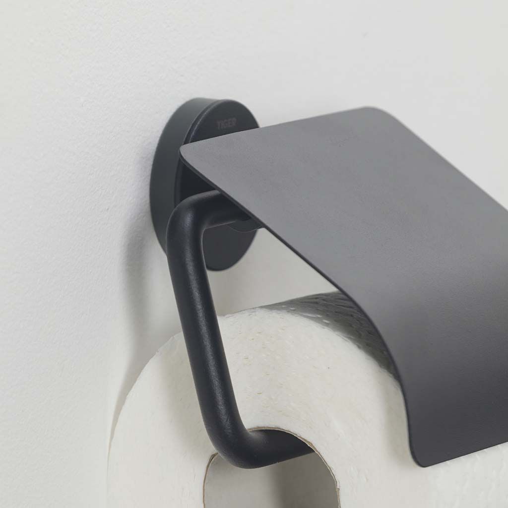 Tiger Urban Toiletrolhouder met klep Zwart