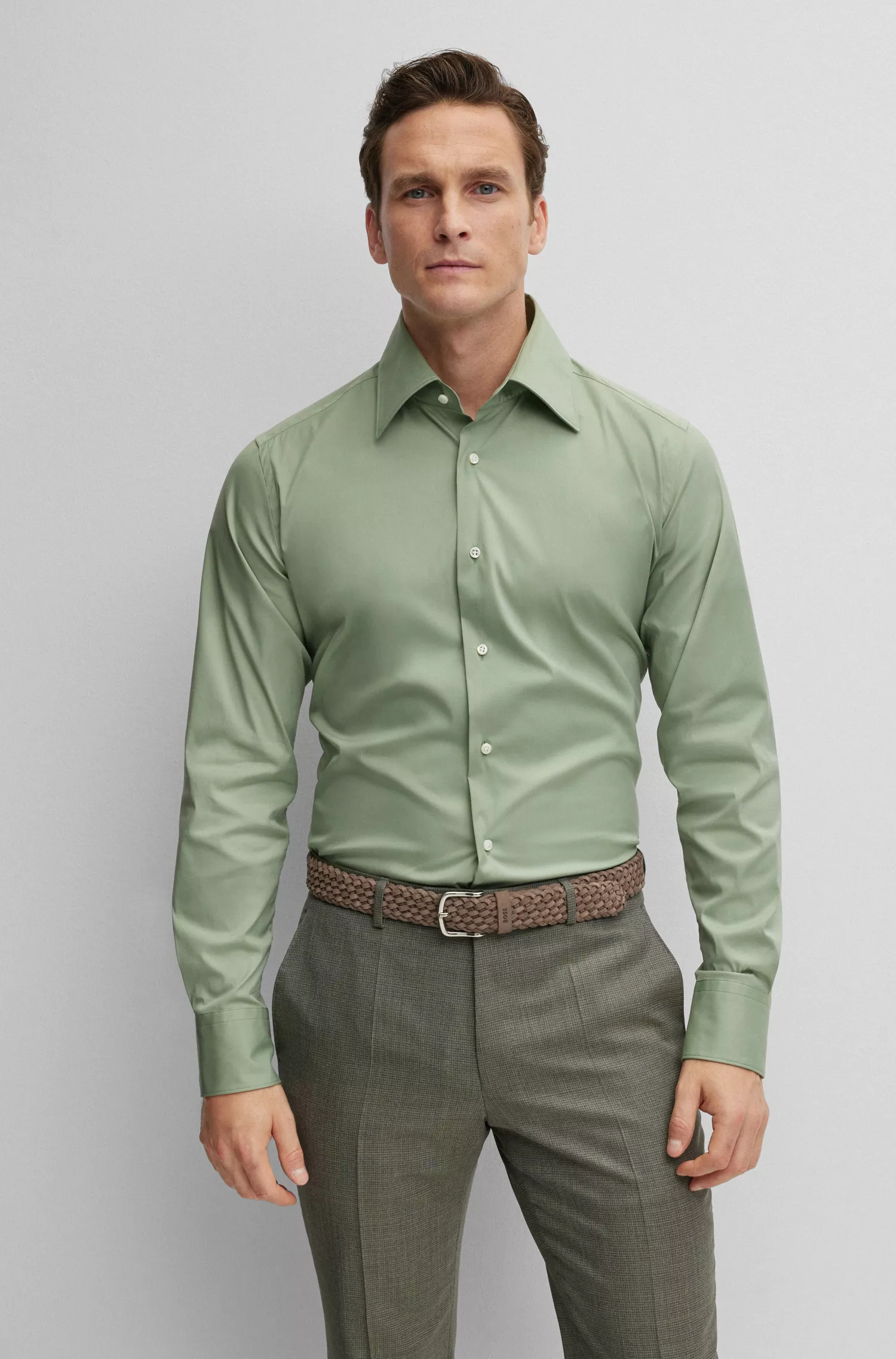 Camisa BOSS cor camelo, corte regular, em popeline elástica de algodão misto.