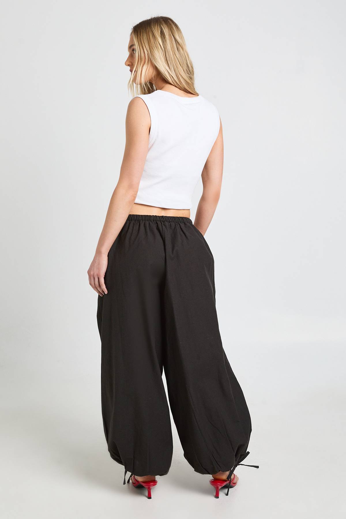 boohoo Pantalon Ballon Petite Aspect Lin Avec Liens Aux Chevilles