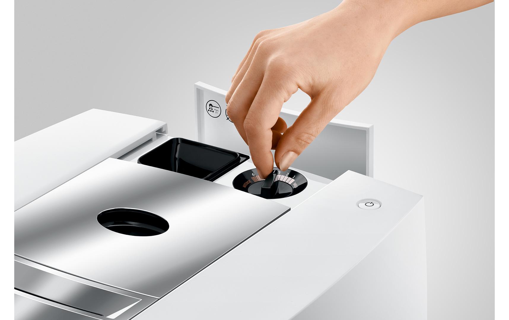 Kaffeevollautomat J8 Piano White SA<br>Vollautomat für eine grosse Auswahl an Kaffee- und Milchspezialitäten