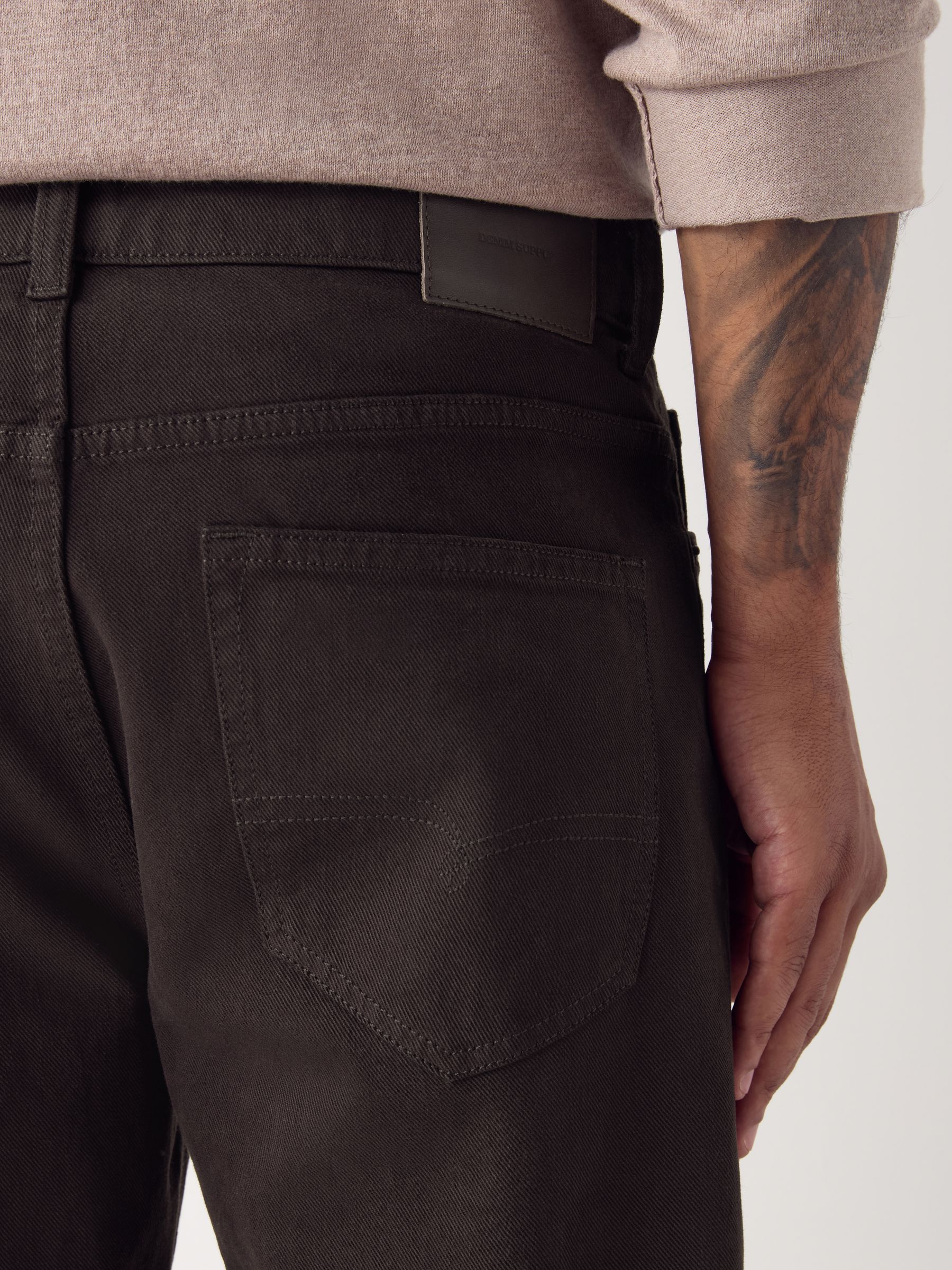 Chocoladebruin - Standaard toelopende pasvorm - Vintage wash denim jeans