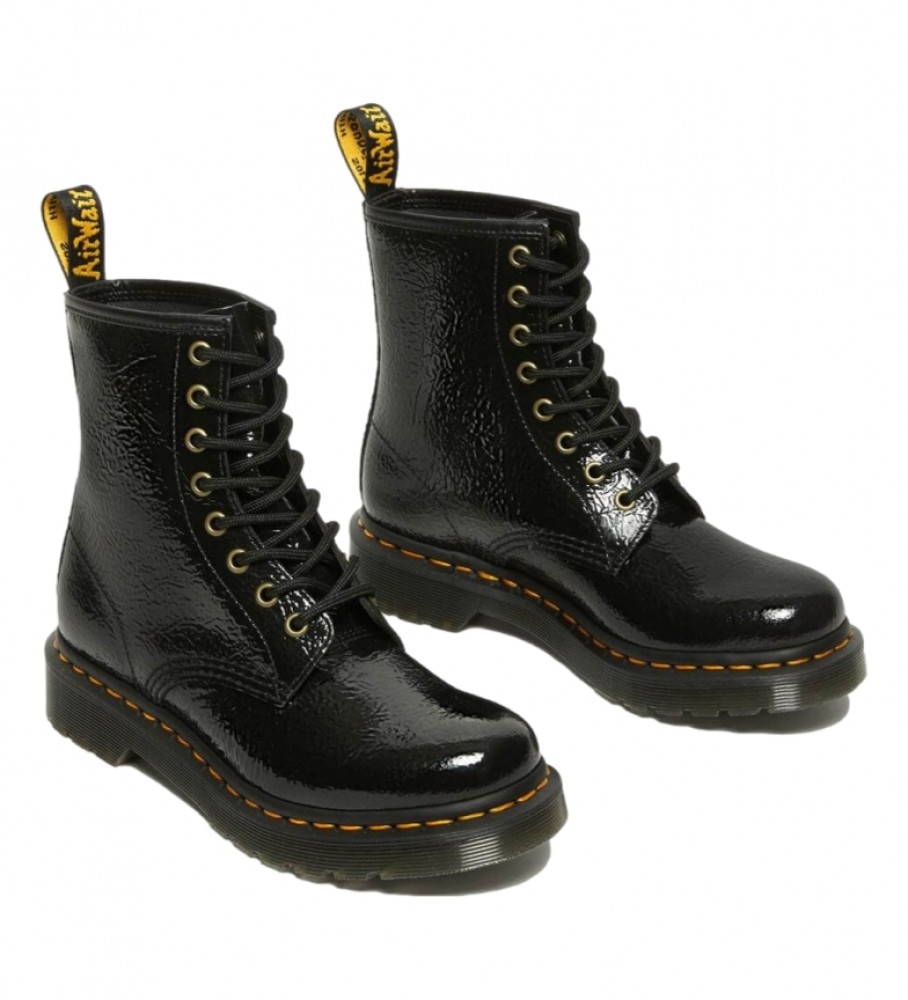 Botas Dr. Martens 1460 em couro envernizado com efeito desgastado, pretas.