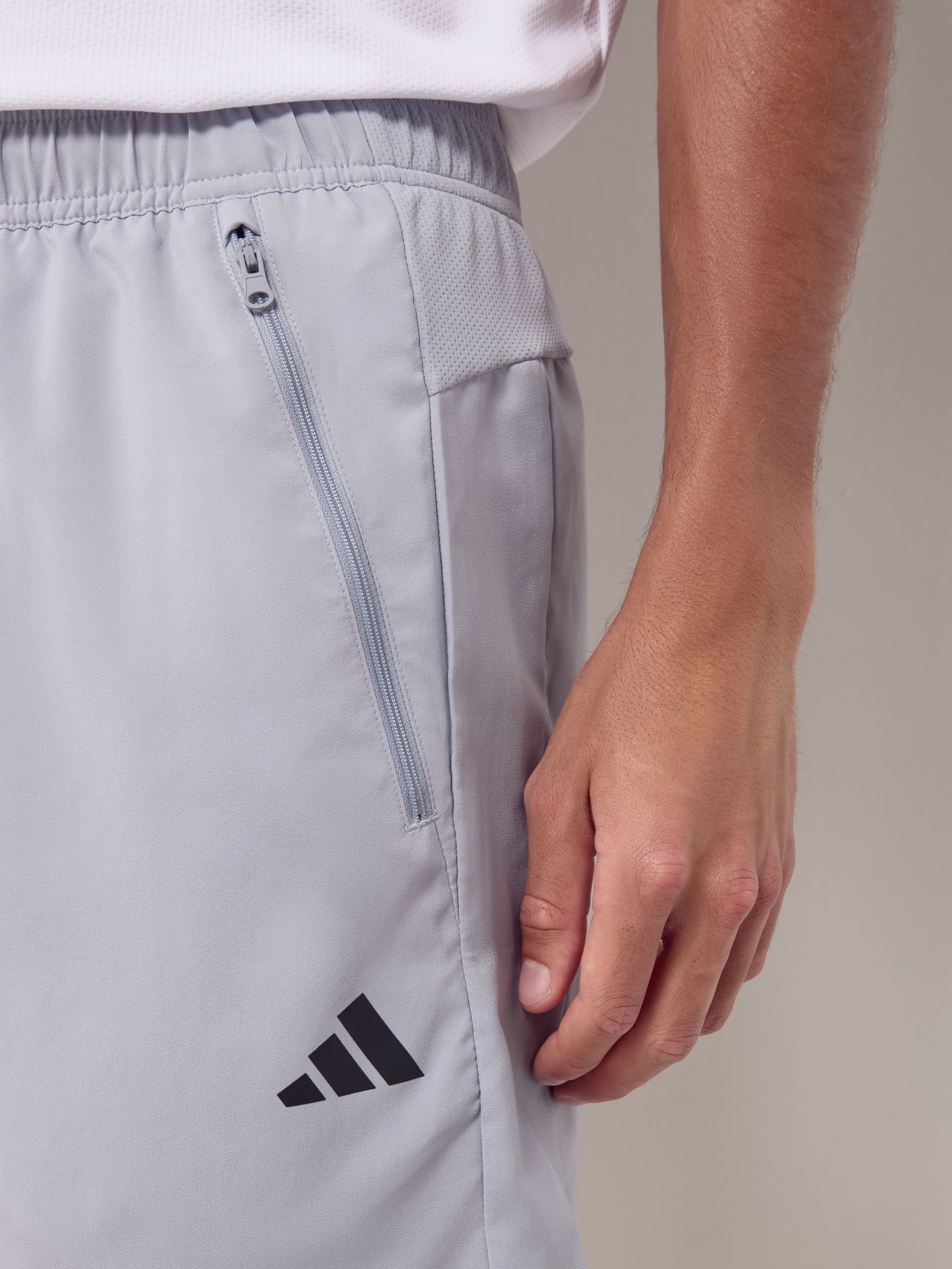 Lichtgrijs - adidas Train Essentials geweven trainingsshorts