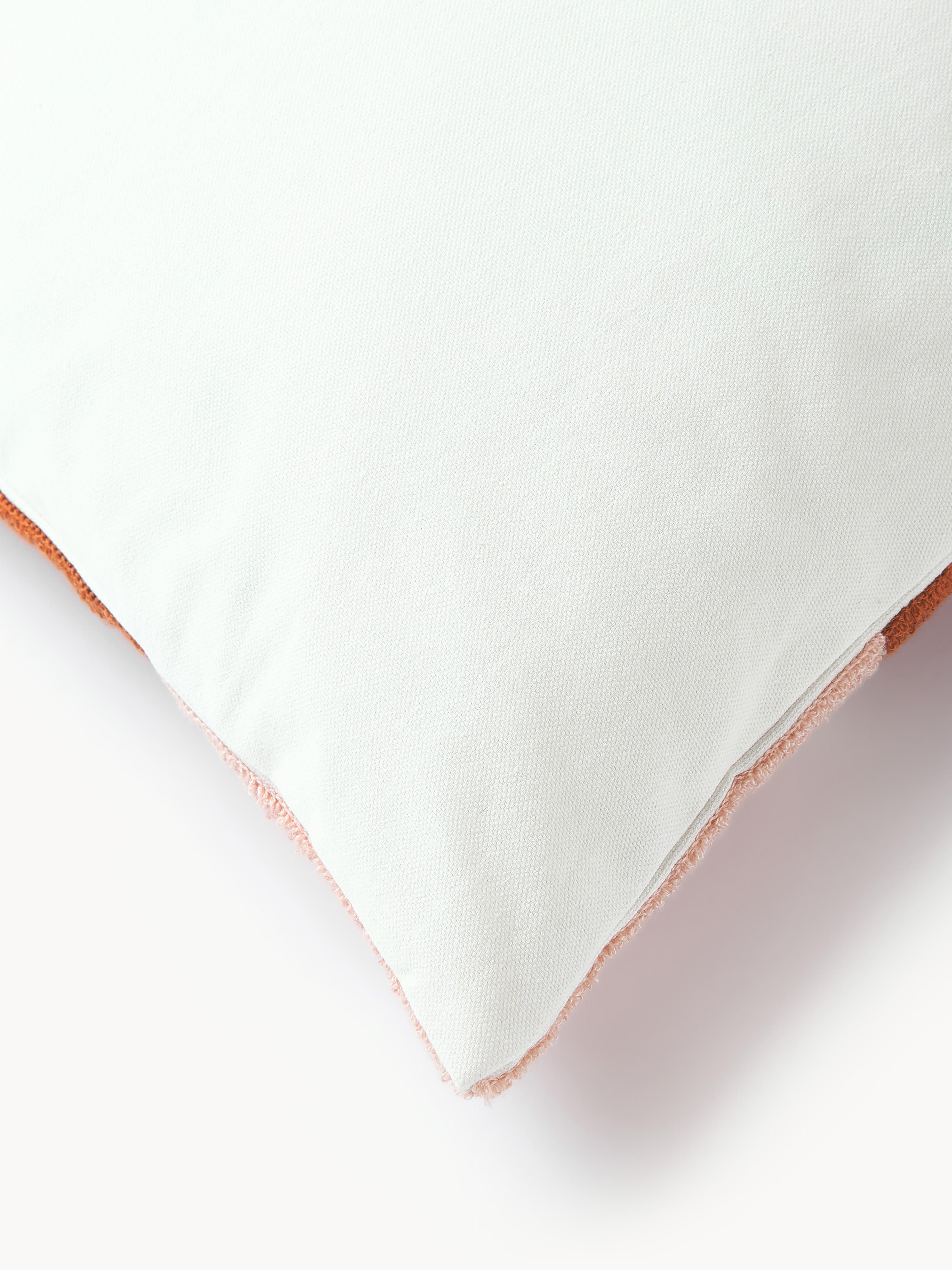 Katoenen kussenhoes Nomi met abstracte decoratie