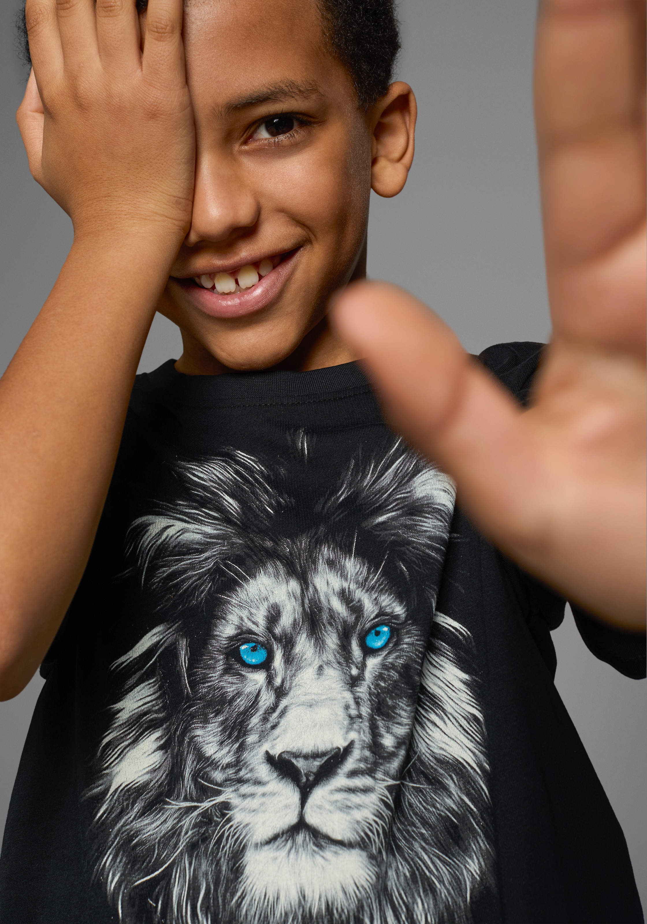 KIDSWORLD T-Shirt »Mit Löwenprint: LION WITH BLUE EYES«, Kurzarm,  Basic-Passform,  mit trendigem Druck,  Rundhalsausschnitt