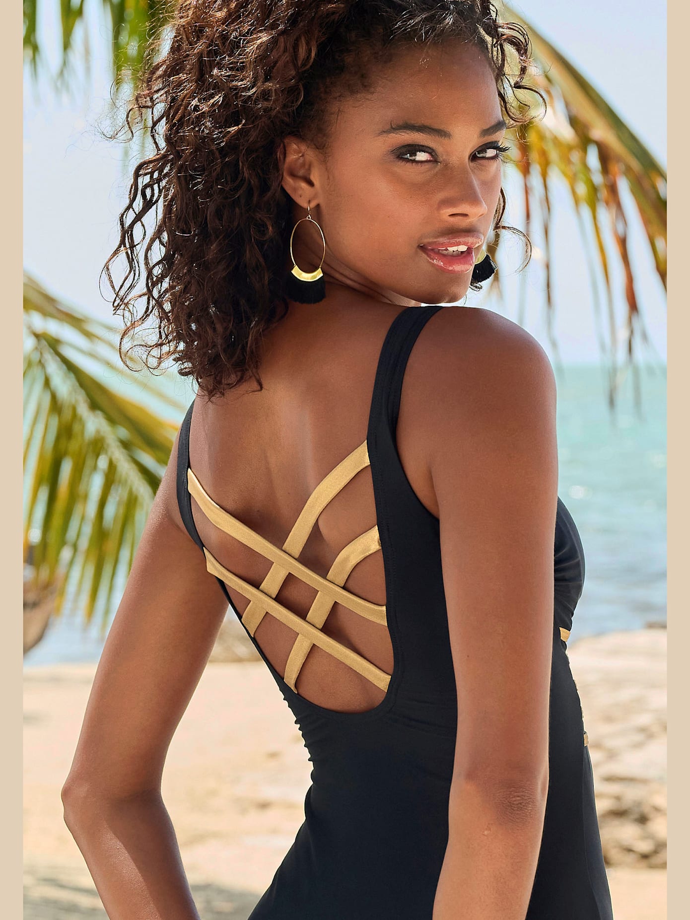 Maillot de bain couleur unie avec détails couleur or