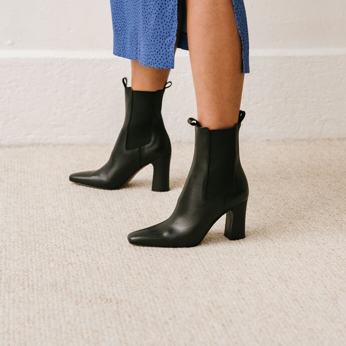 Bottines à talons, bouts pointus et élastiques  en cuir noir