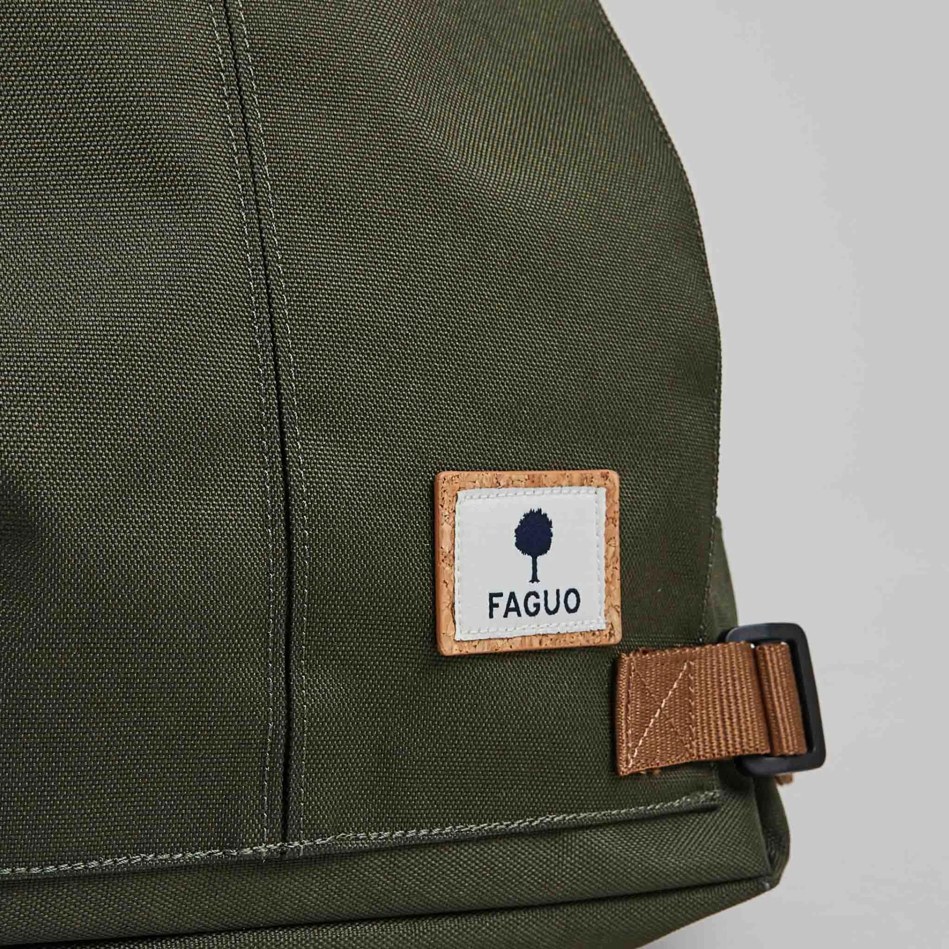 Sac à dos kaki végan en polyester recyclé - modèle Commuter