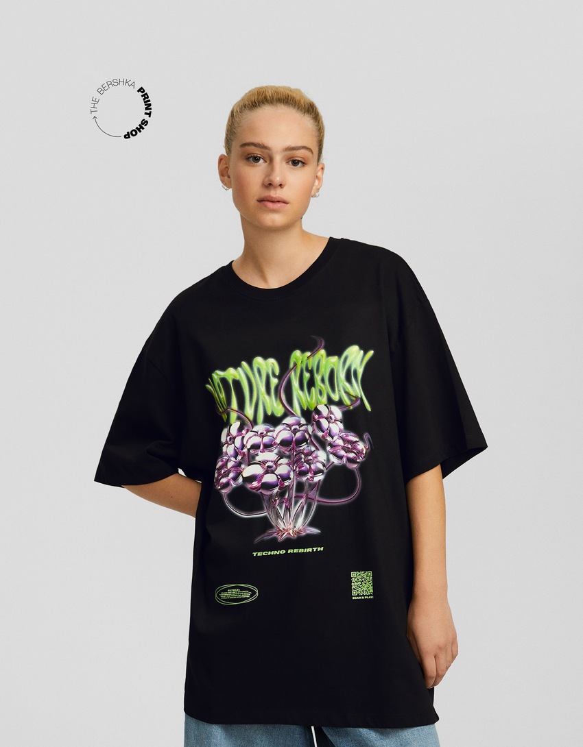 Camiseta Bershka Wearable Art com estampa e modelagem quadrada