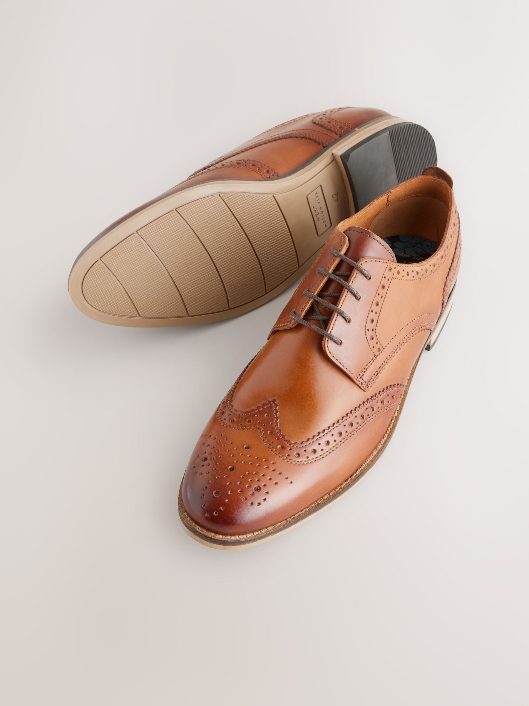 Lichtbruin - Wijde pasvorm - Brogues van leer met contrasterende zool