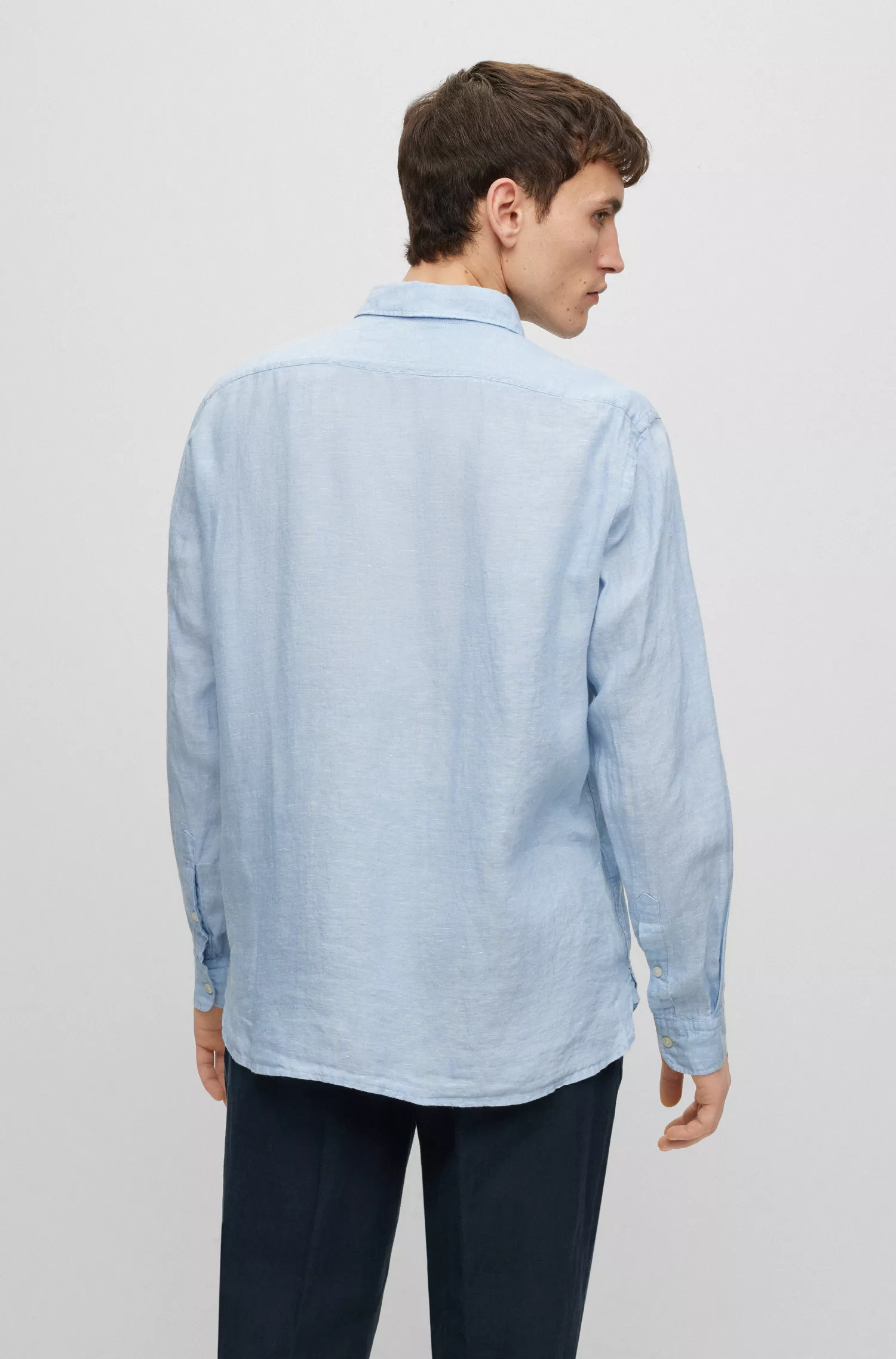Camisa BOSS preta de manga comprida com corte regular em chambray de linho.