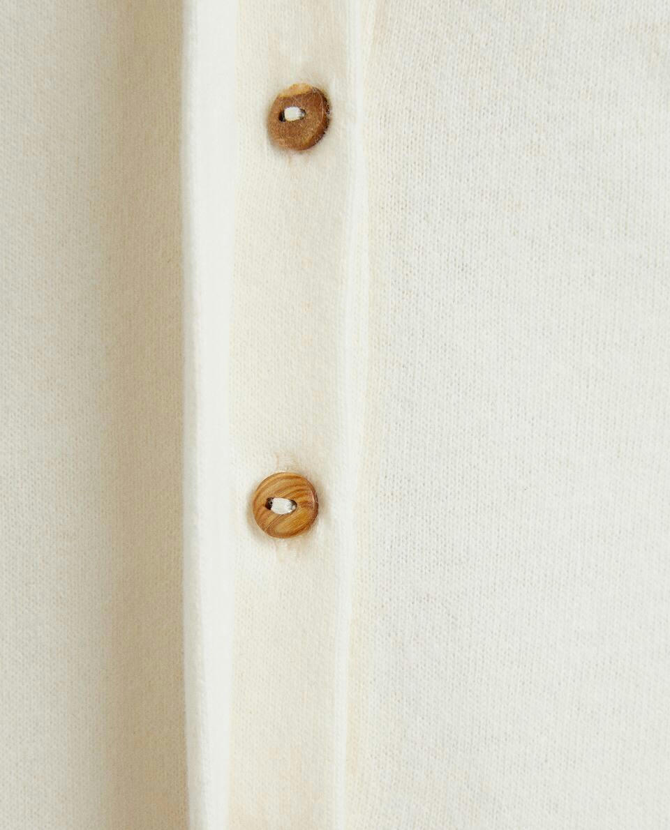 Conjunto para recém-nascido com detalhes.
