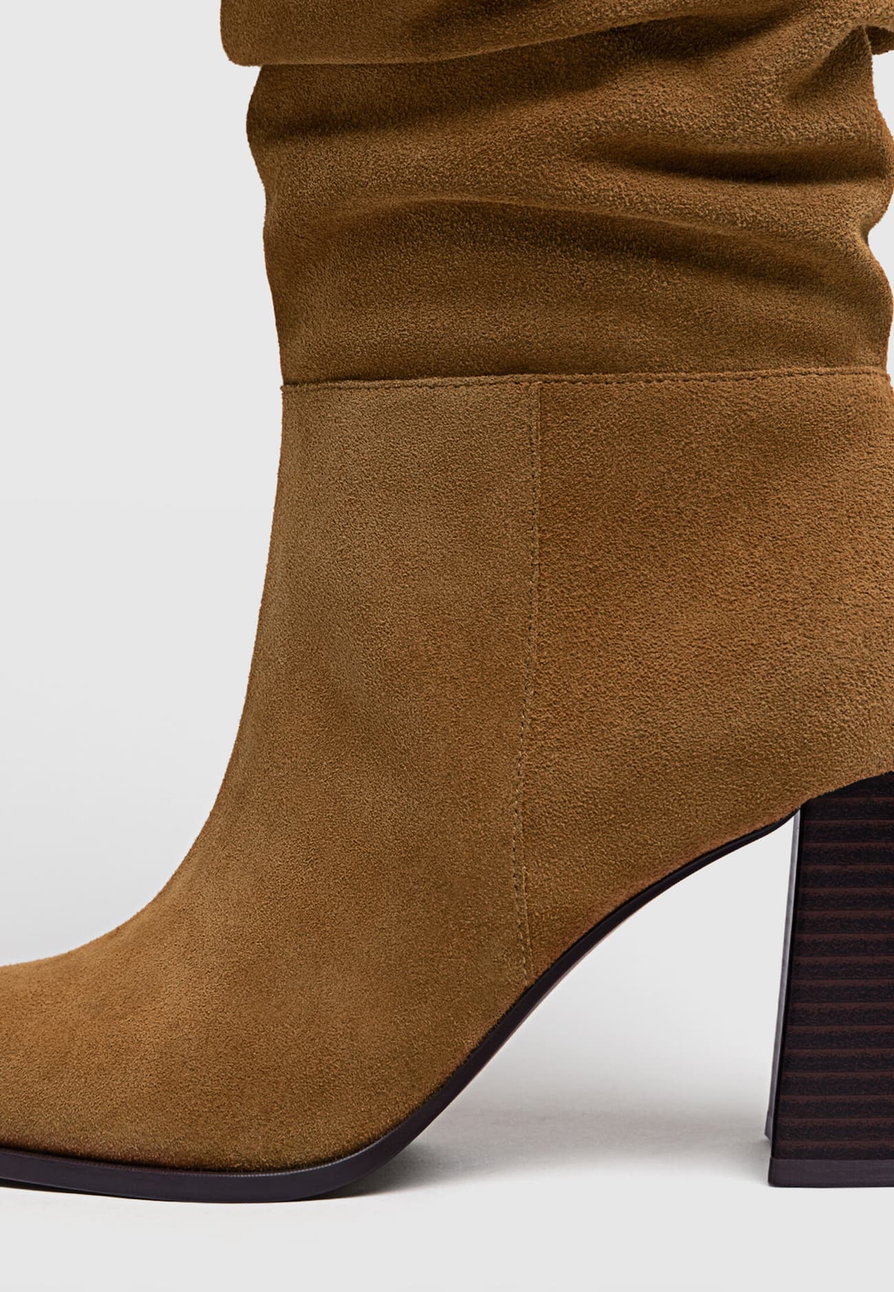 Botas de couro folgadas com salto alto
