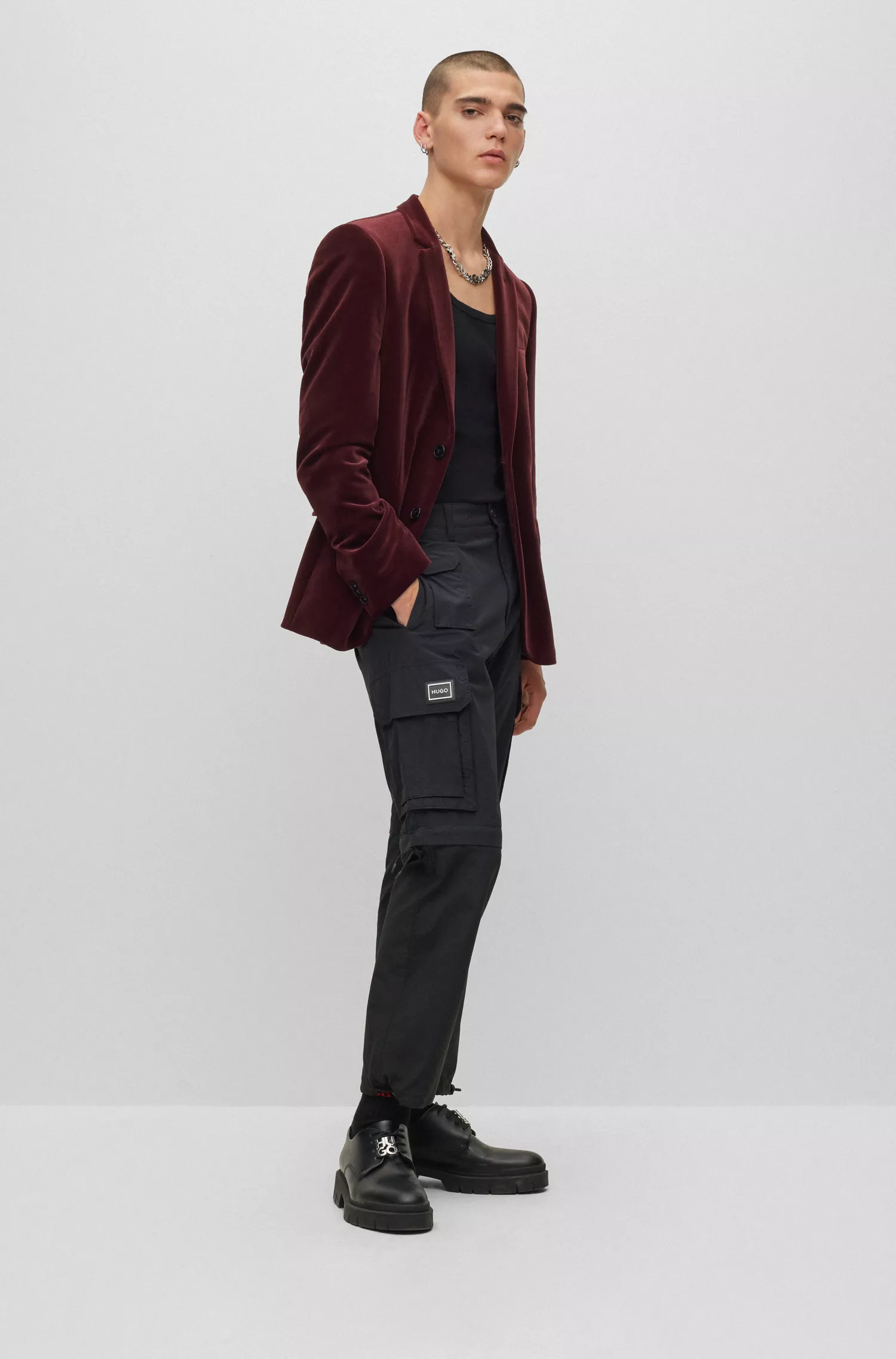 Jaqueta HUGO vermelha, extra slim fit, em veludo elástico.