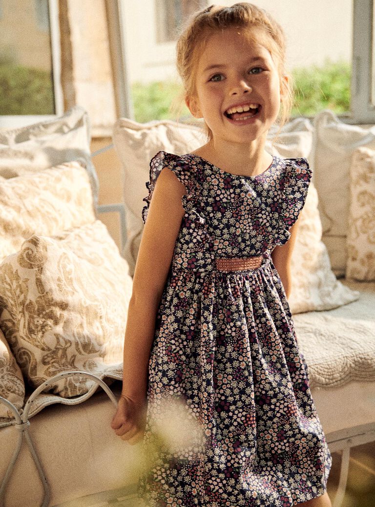 Robe violette en satin de coton fleuri