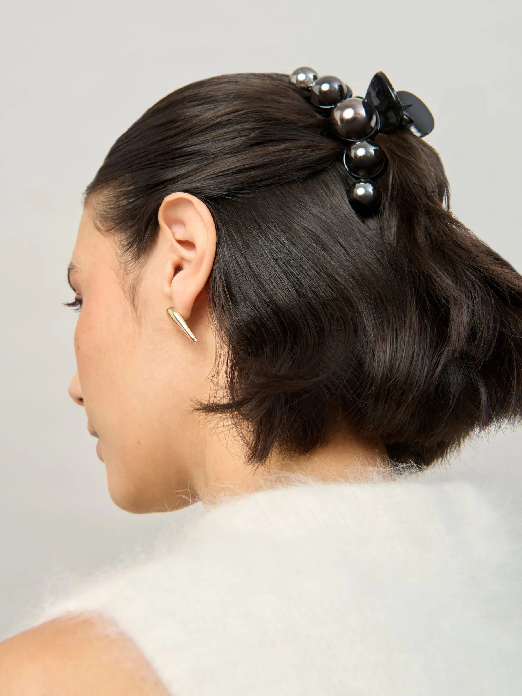 Aela Sphere Black Hair Claw