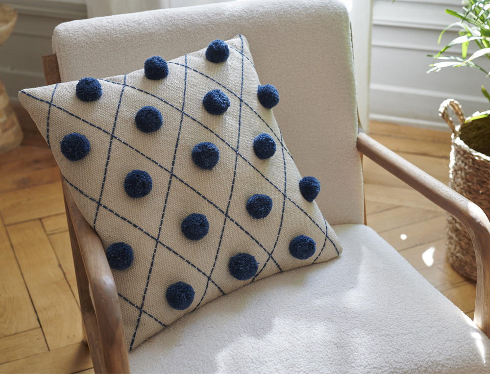 Coussin pompons boule-Bellattitude