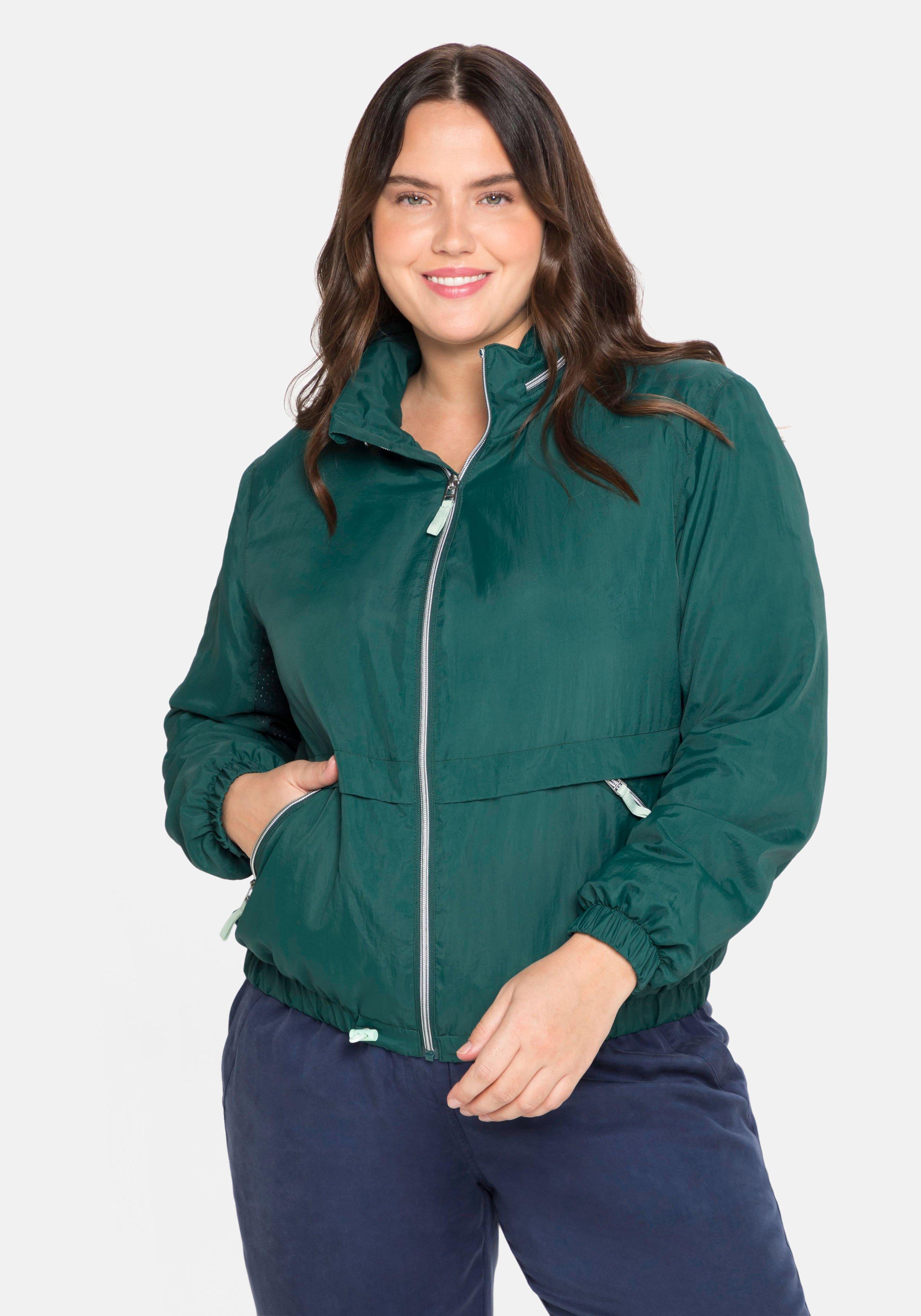 Windbreaker mit Kapuze, in kleiner Tasche verstaubar