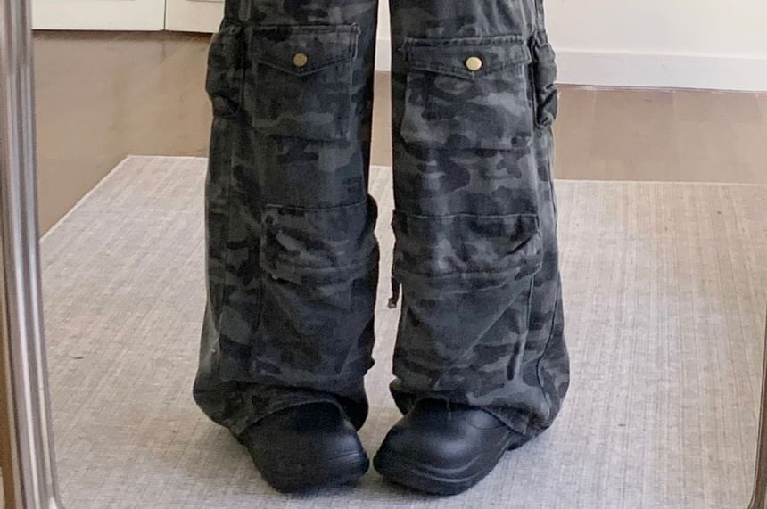 Coline - Middelhoge camouflage cargobroek met wijde pijpen
