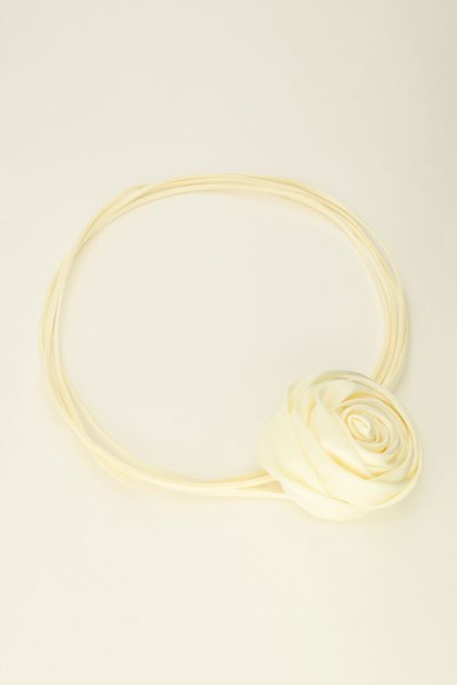 Witte koord choker met satijnen bloem