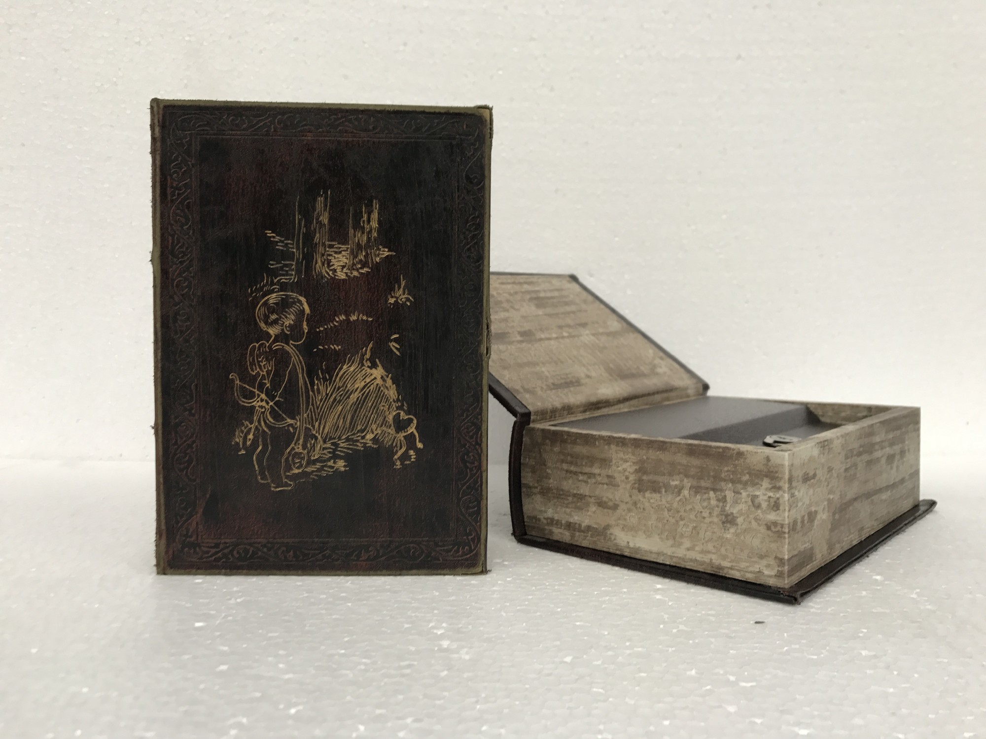Buchhülle 'Amor' mit Schließfach, B 16 cm, H 22 cm, T 7 cm von fischer's lagerhaus