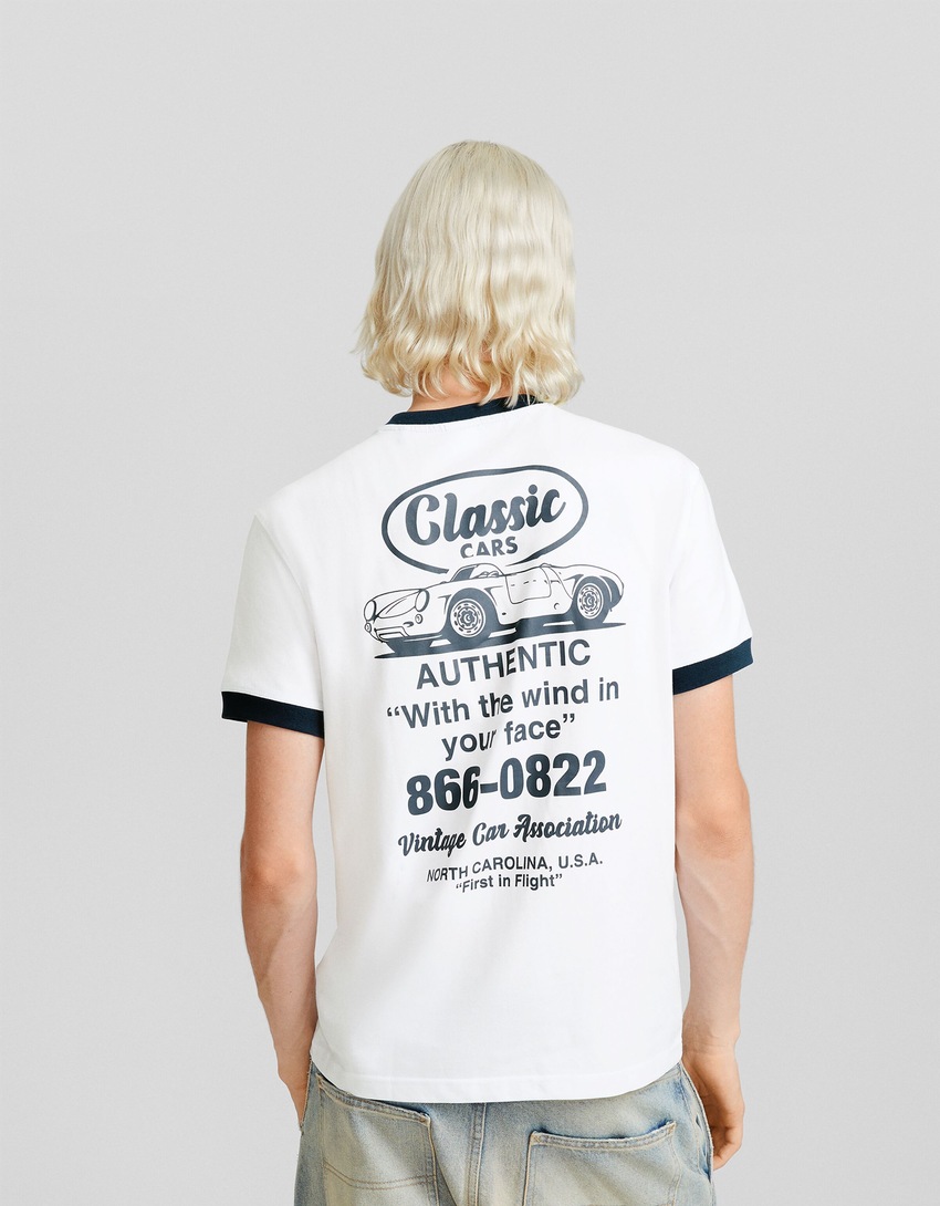 Camiseta de manga curta com estampa contrastante e modelagem ampla.