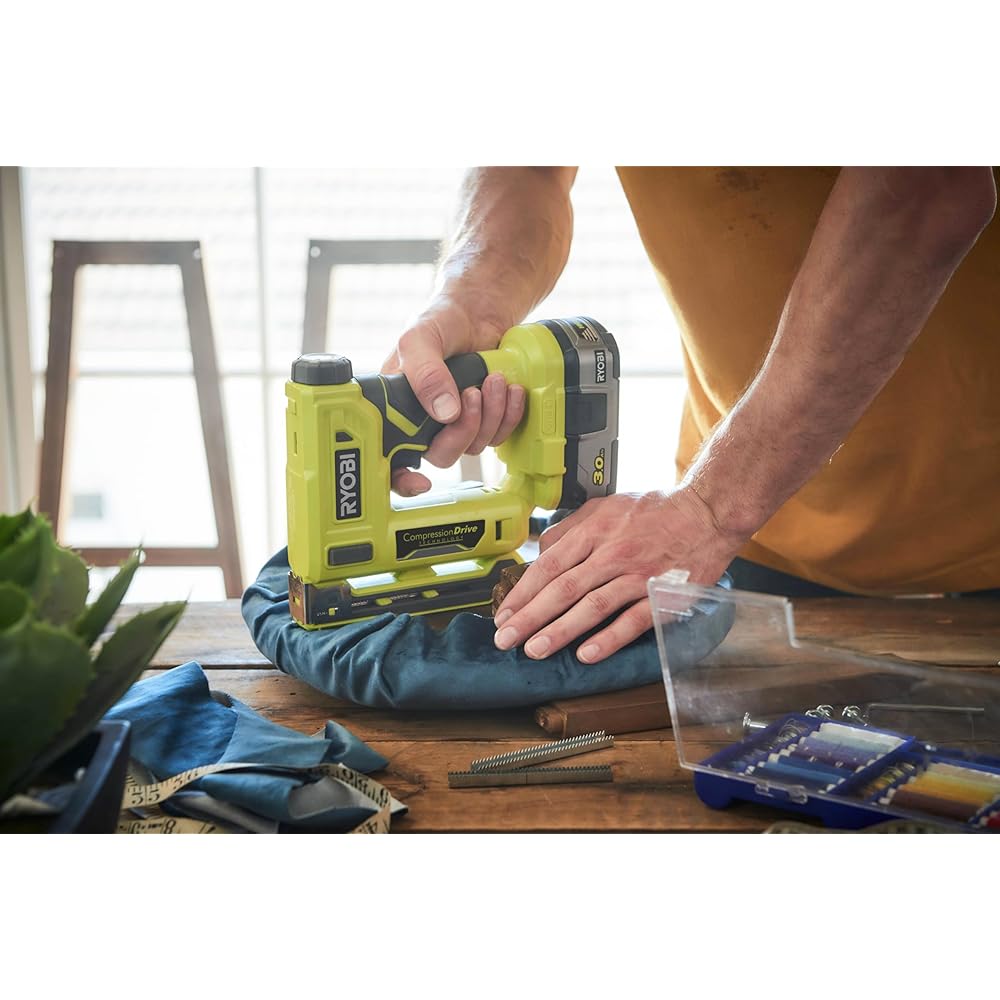 RYOBI - Agrafeuse 18V - agrafes dos 9,4 mm, longueur 6,35 mm à 14,3 mm - chargeur 90 agrafes - Livrée avec agrafes et crochet de maintien - R18ST50-0 : Bricolage
